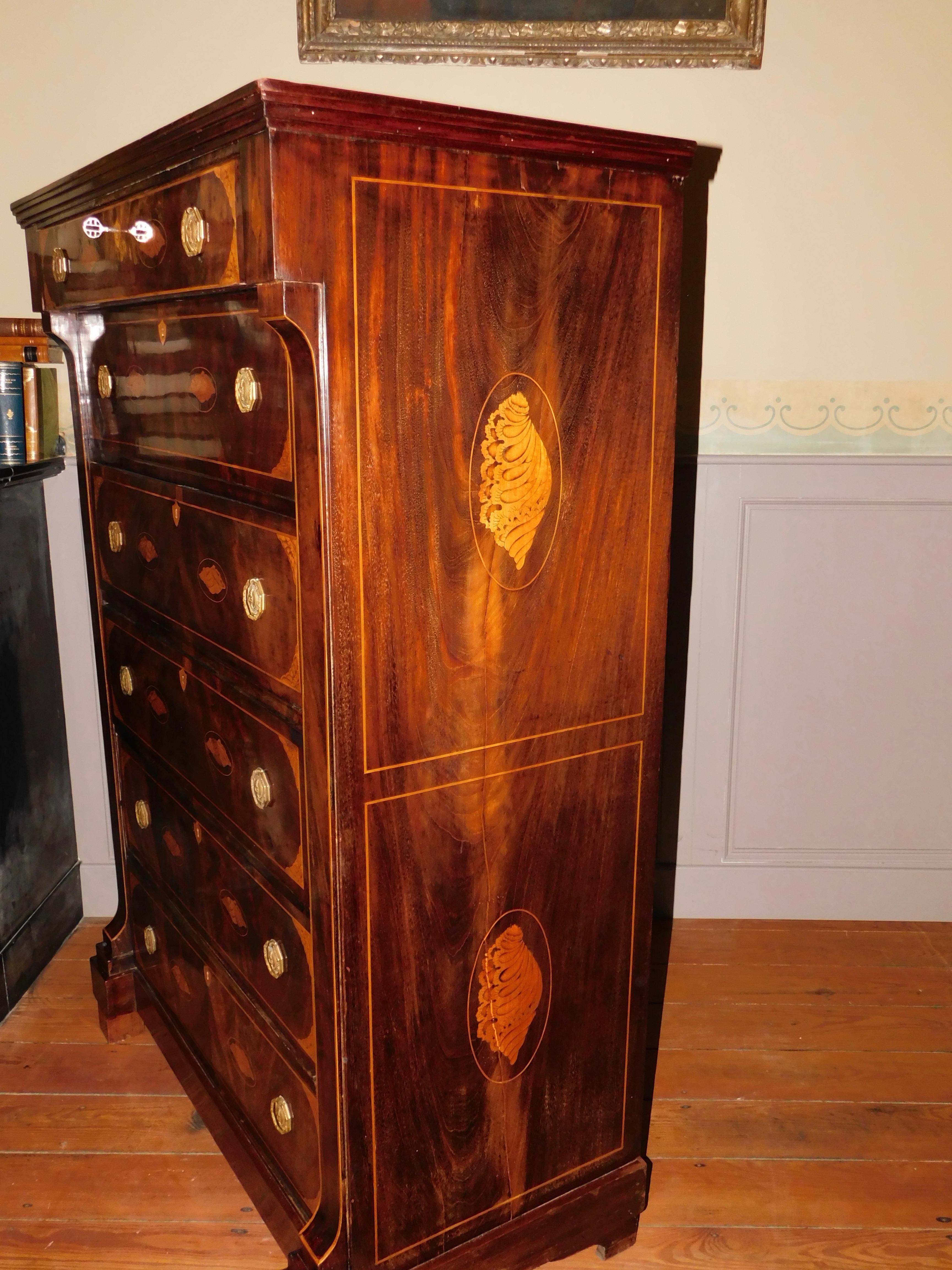 Dutch High Boy Chest of Drawers with Marquetry Inlaid Shell Designs, circa 1820 In Good Condition For Sale In Antwerp, BE