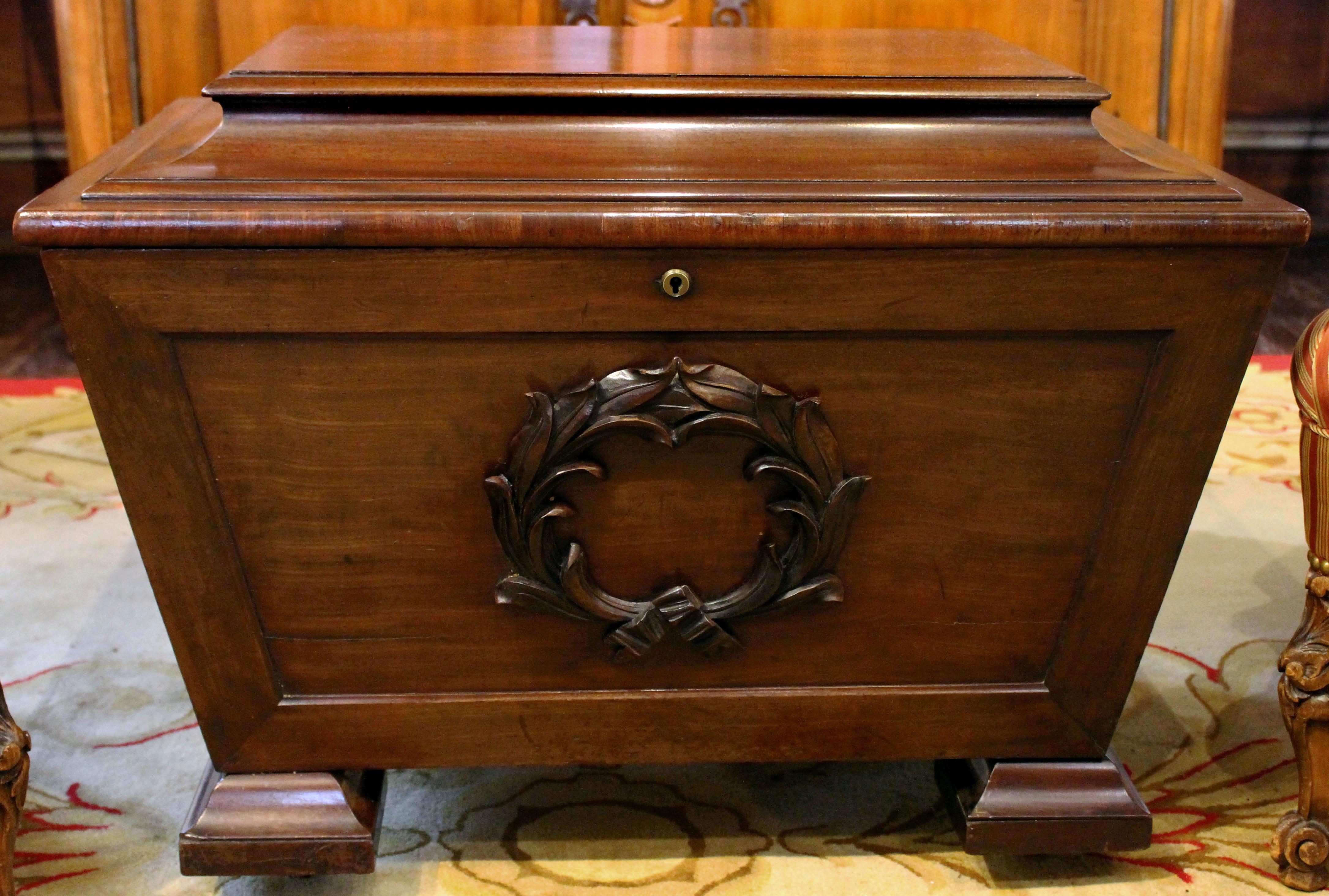 Cellarette d'époque George IV en acajou avec couronne de laurier sculptée. Dessus et pieds bien moulés et façonnés. Serrure de Bramah. Idéale comme table basse, table d'appoint ou sous un grand buffet. Anglais, C.I.C.
30 1/2