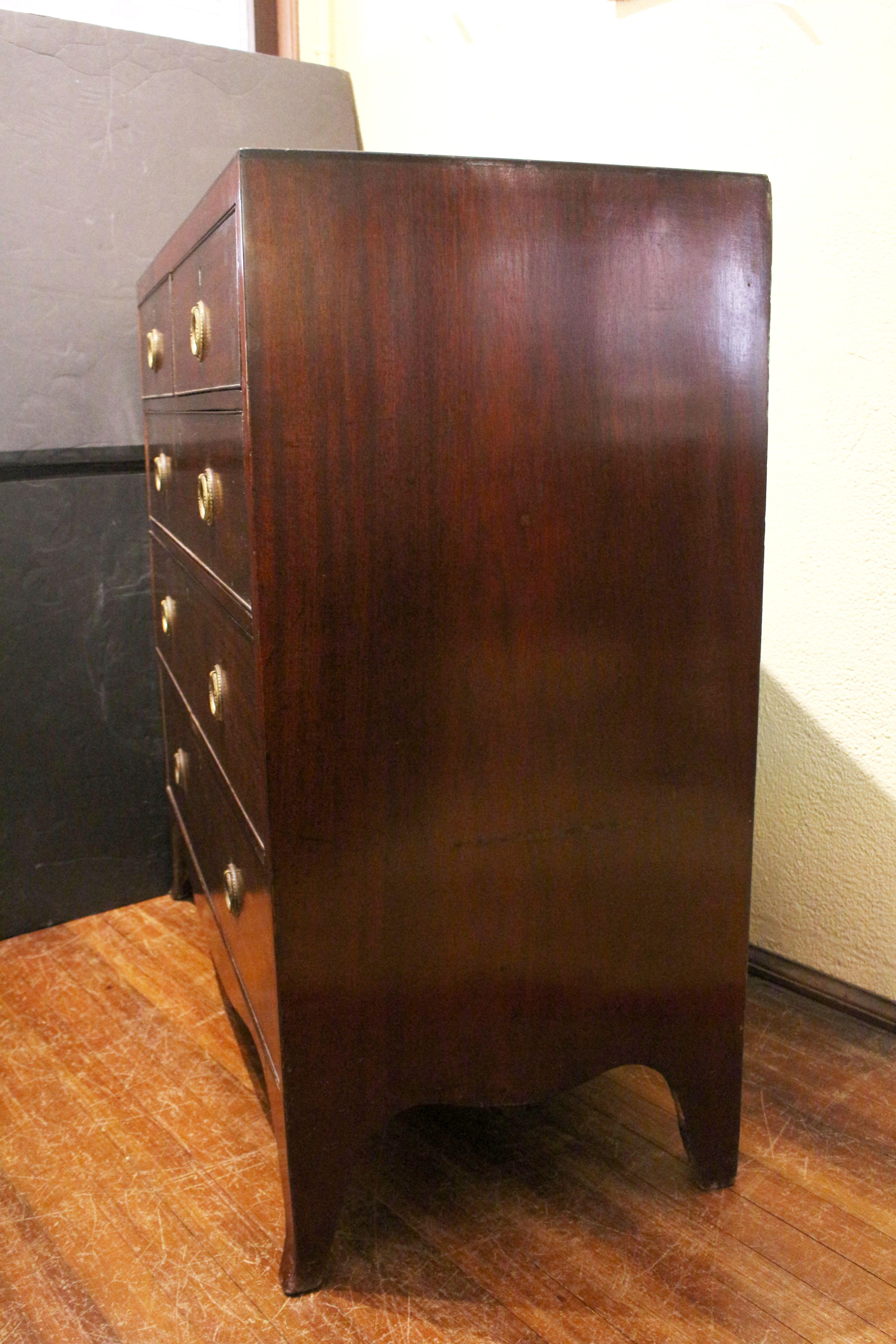 Circa 1820 Regency period straight front chest of drawers, English. Mahogany. Two short over three long graduated drawers. Raised on French splay feet with shaped aprons. Very attractive, simple design, the top outlined in ebony along the top edges.