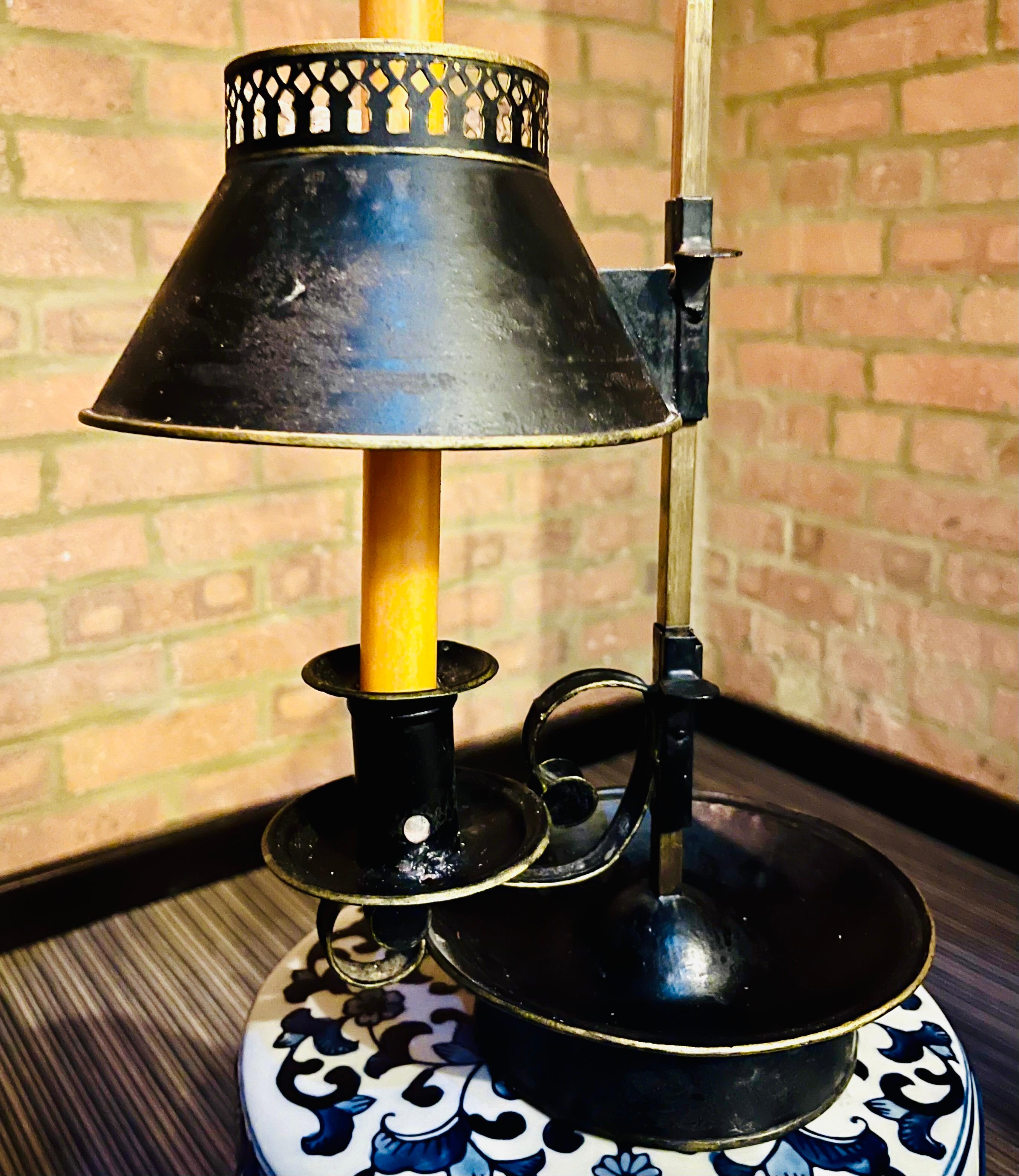 Circa 1820 French 19th Century Regency Period Candlestick Tole Bouillotte Lamp en vente 5