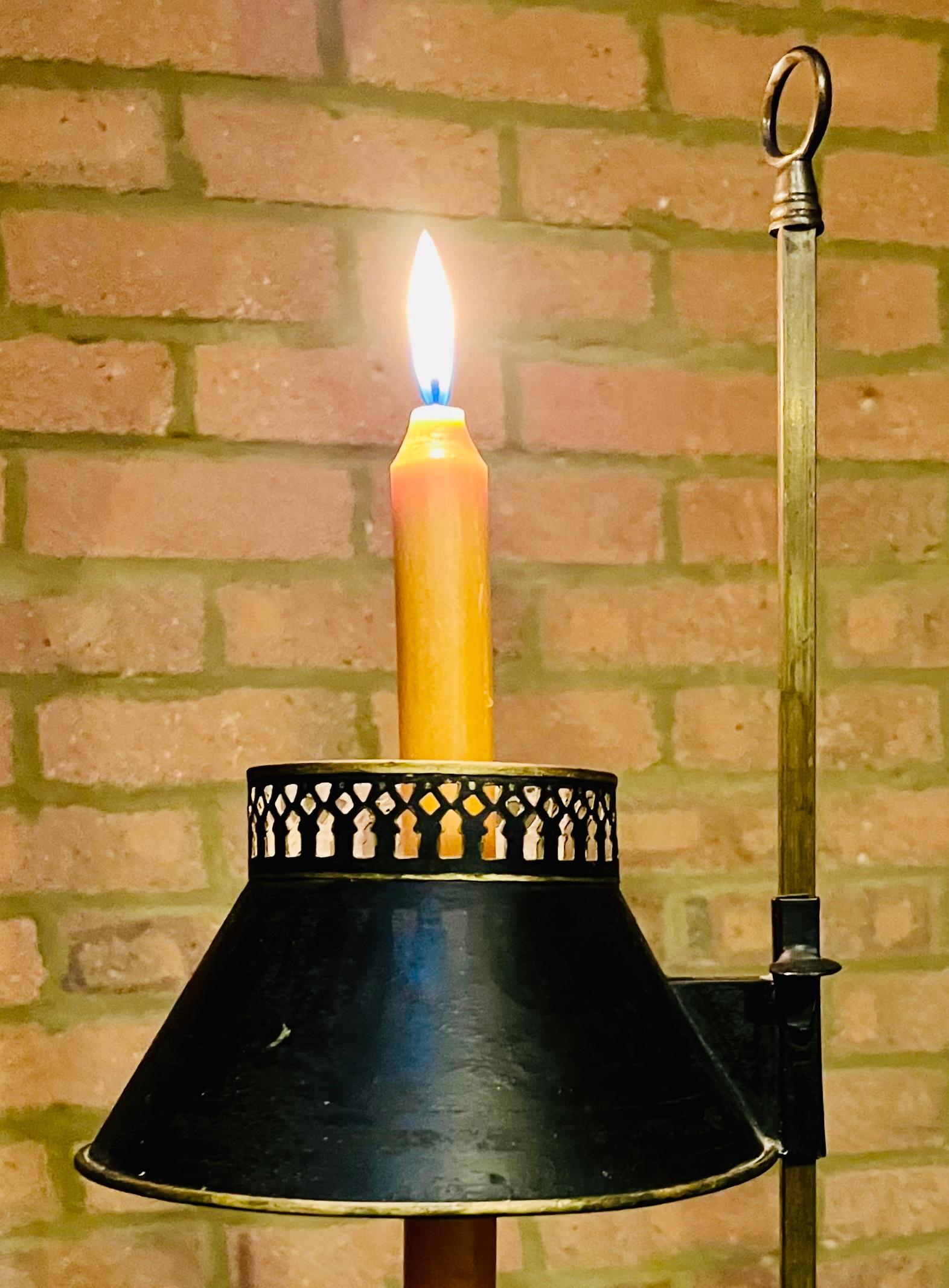 Circa 1820 French 19th Century Regency Period Candlestick Tole Bouillotte Lamp en vente 3