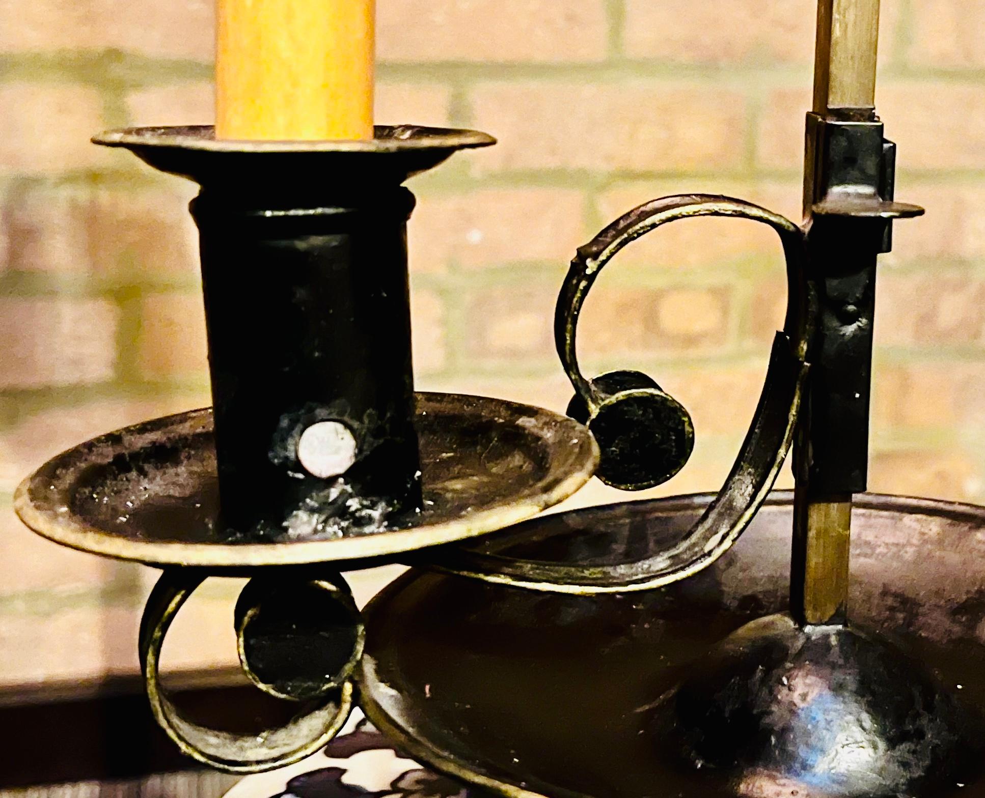 Peint à la main Circa 1820 French 19th Century Regency Period Candlestick Tole Bouillotte Lamp en vente