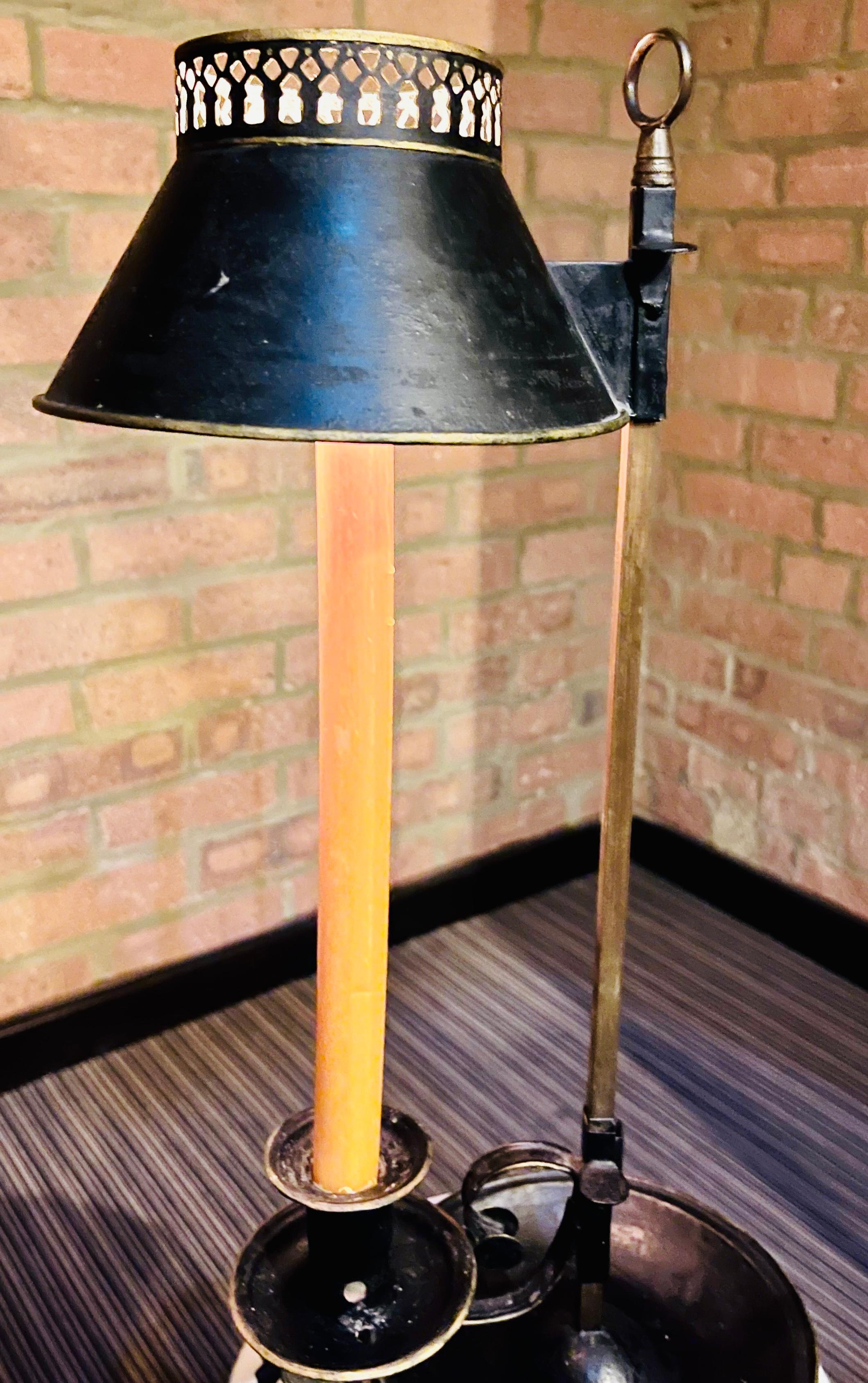 Circa 1820 French 19th Century Regency Period Candlestick Tole Bouillotte Lamp Bon état - En vente à London, GB