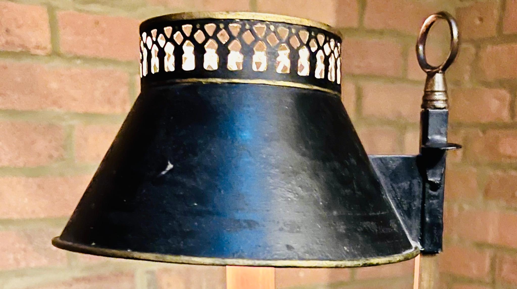 CIRCA 1820 Französisch 19. Jahrhundert Regency Periode Kerzenständer Tole Bouillotte Lampe (Metall) im Angebot