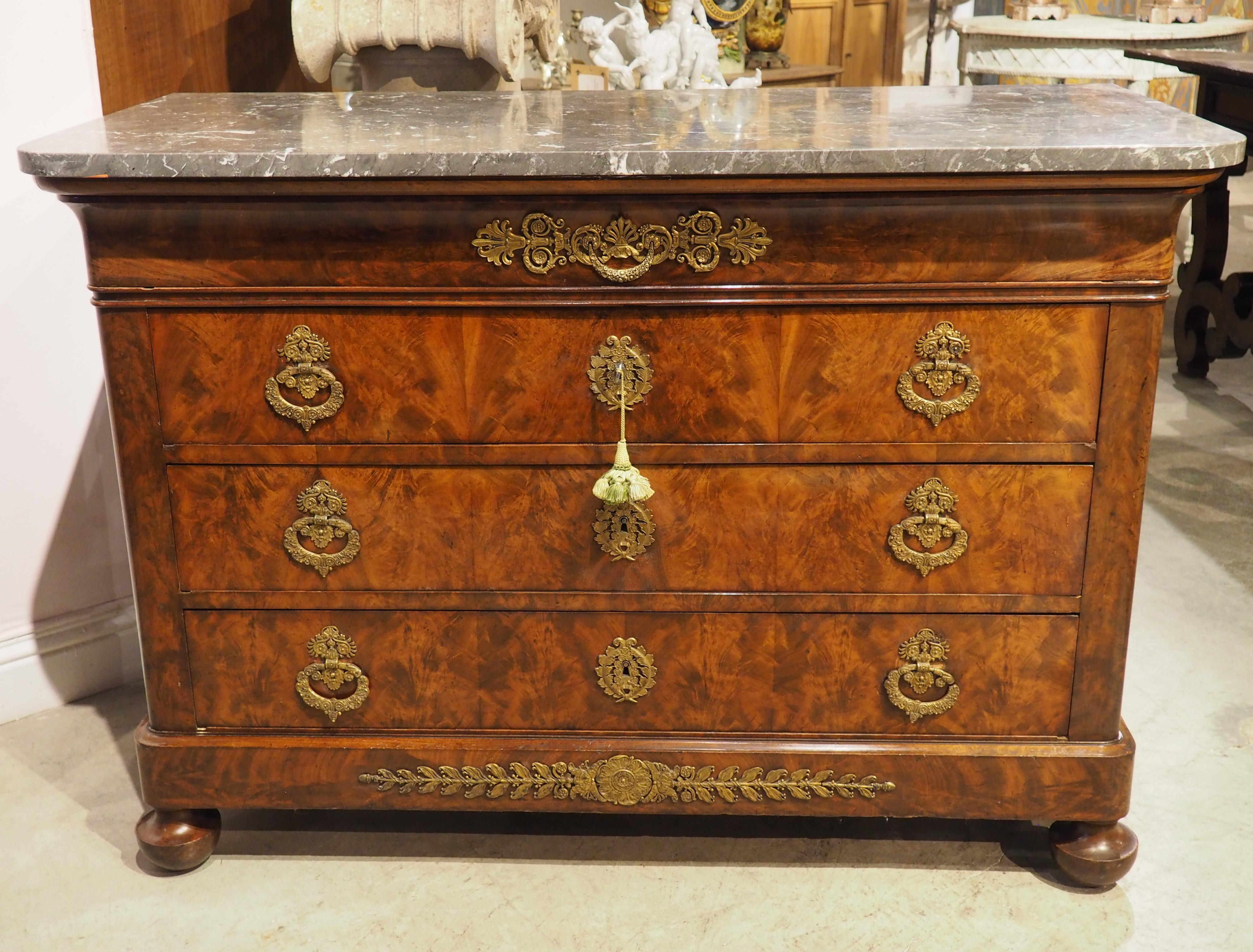 Circa 1820 French Restauration Commode in Flame Mahogany, Gilt Bronze Hardware For Sale 9