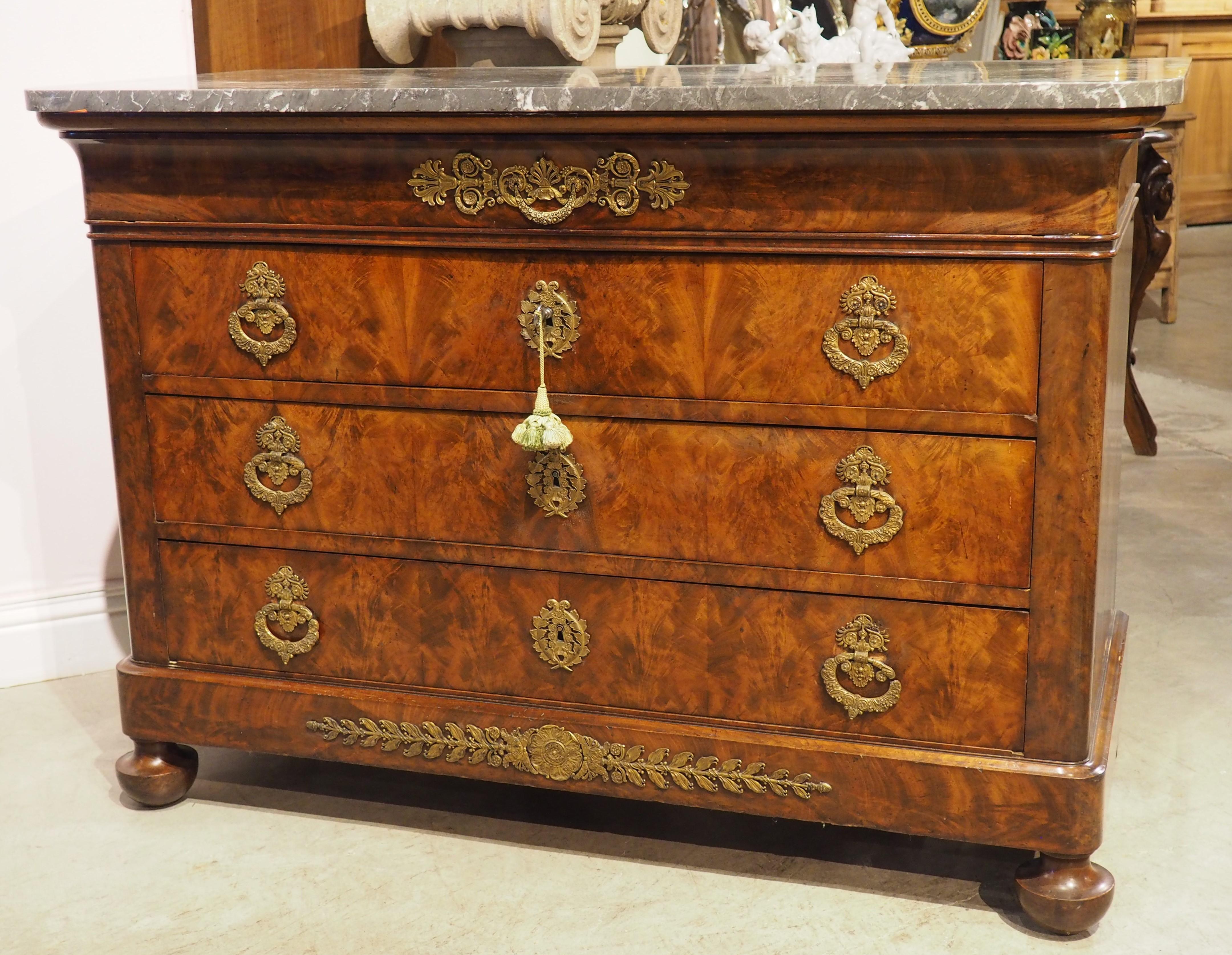 Circa 1820 French Restauration Commode in Flame Mahogany, Gilt Bronze Hardware For Sale 13