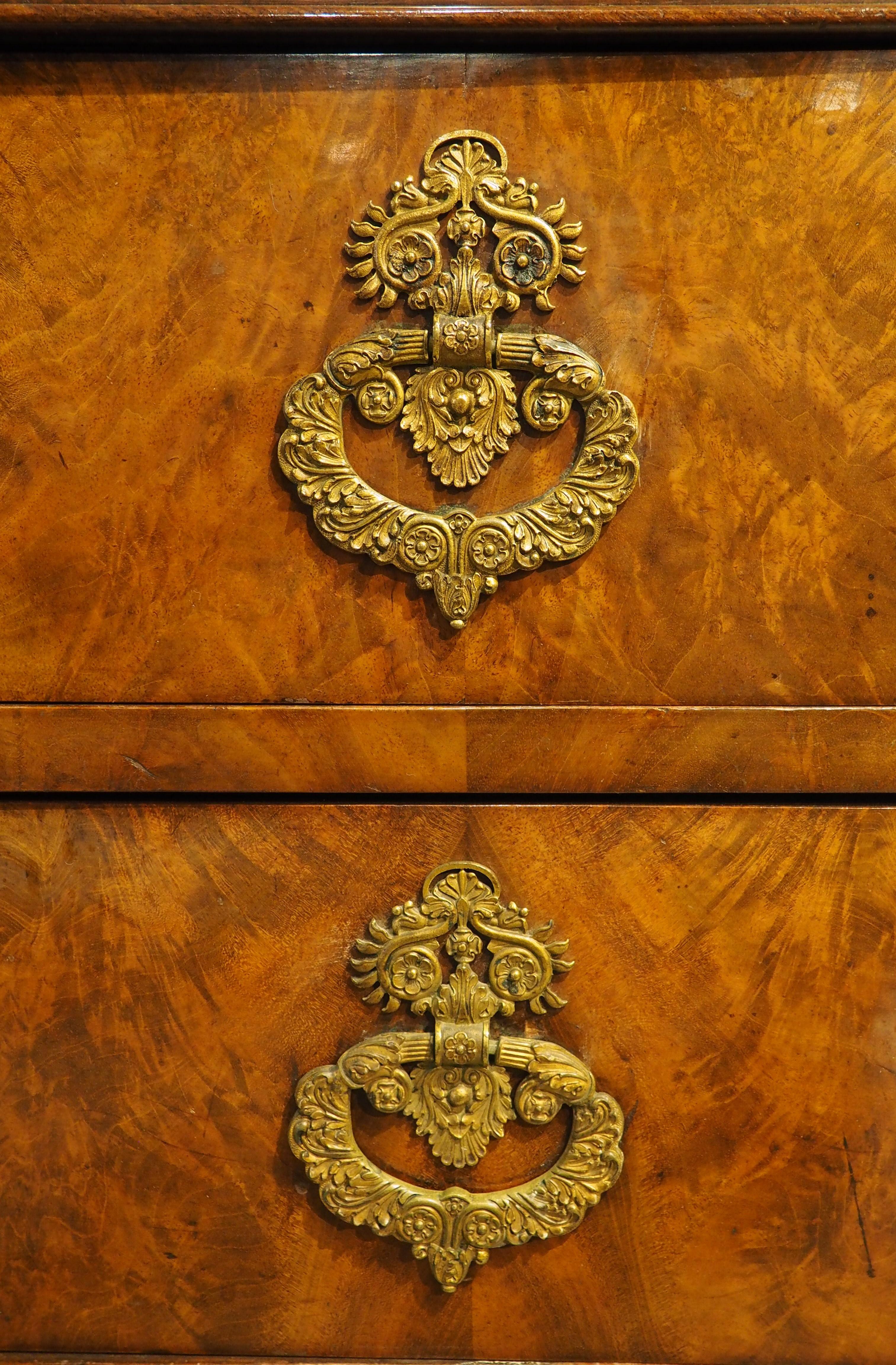 Restaurazione Commodo francese di restauro del 1820 circa in mogano fiammato e ferramenta in bronzo dorato in vendita