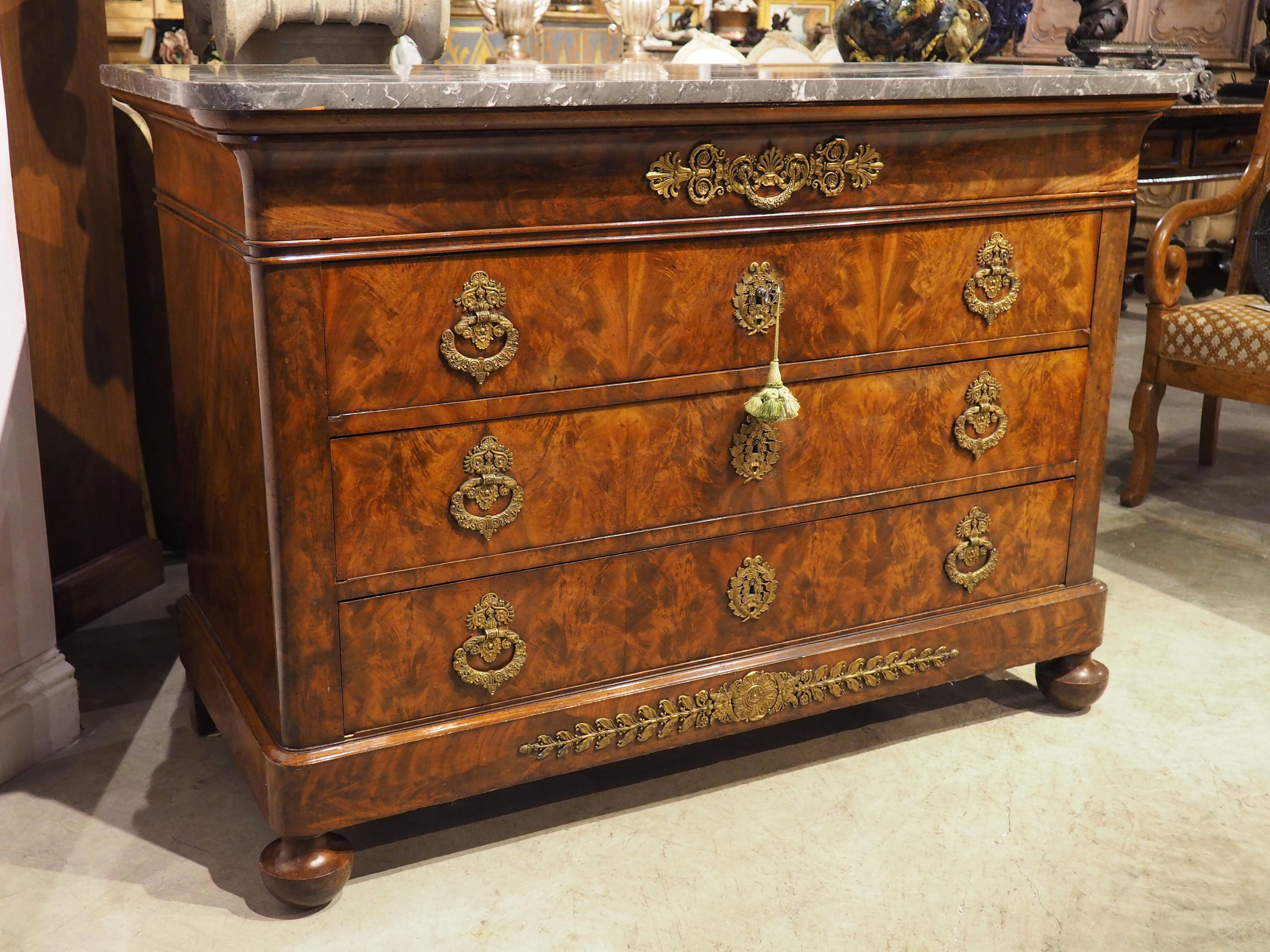 Circa 1820 French Restauration Commode in Flame Mahogany, Gilt Bronze Hardware For Sale 1