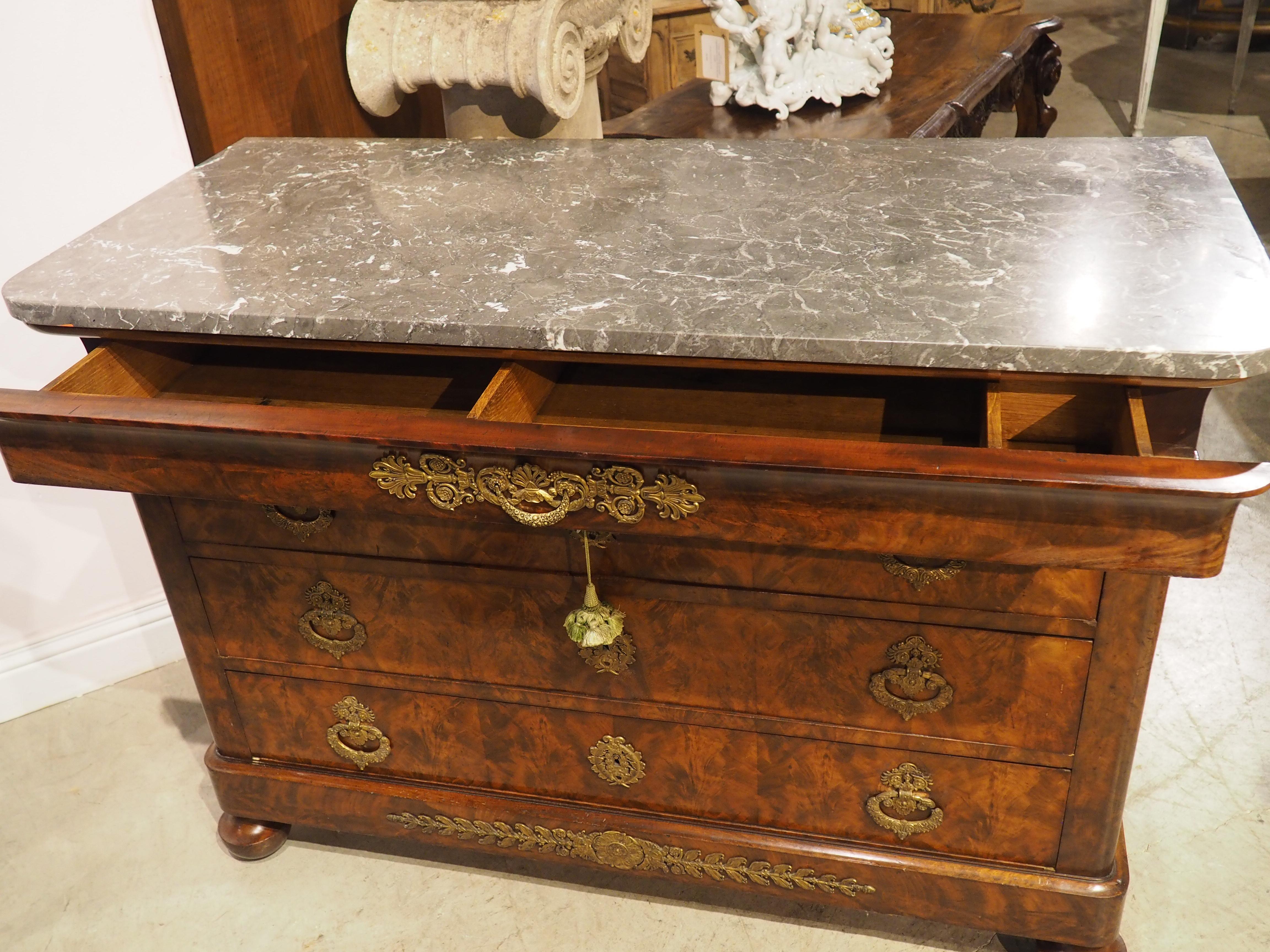 Circa 1820 French Restauration Commode in Flame Mahogany, Gilt Bronze Hardware For Sale 4