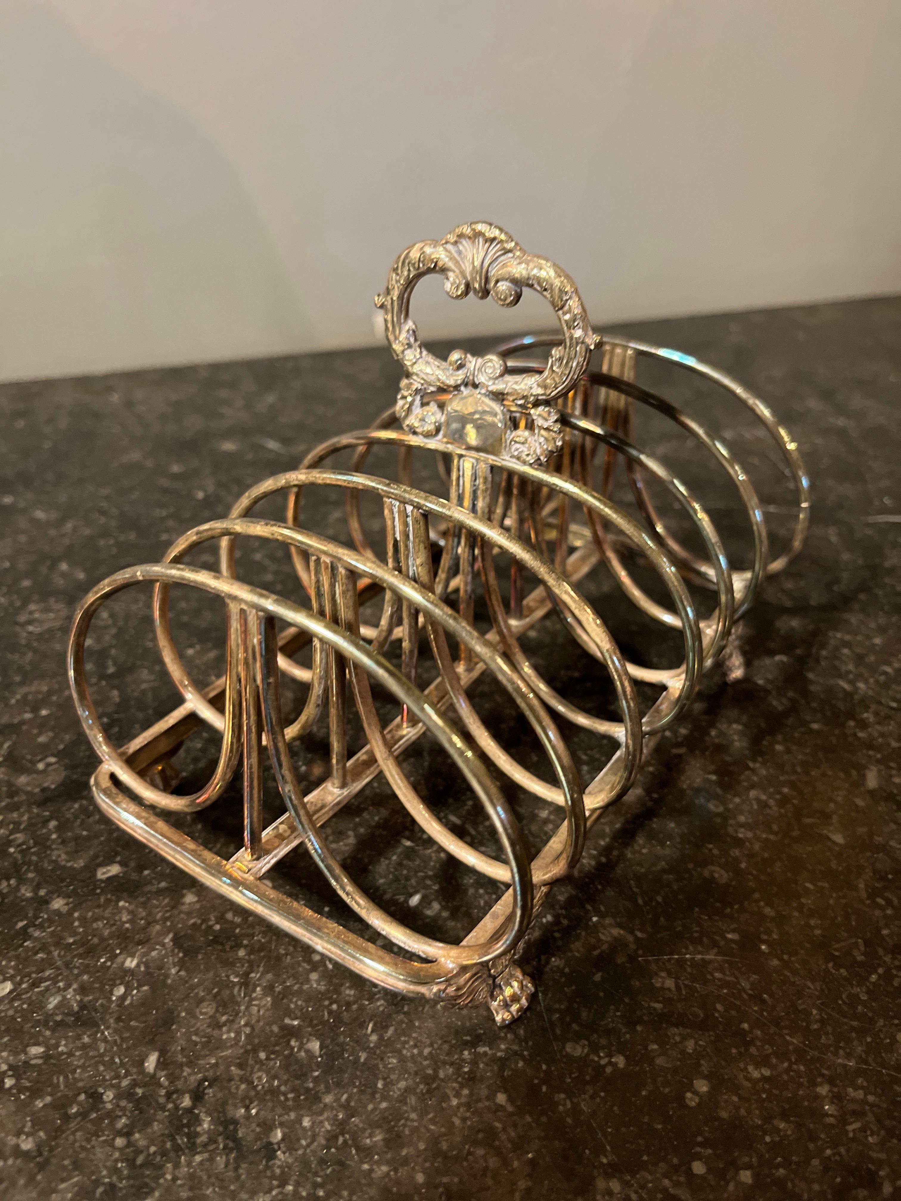 CIRCA 1820 georgianischen alten englischen Sheffield Silver Plate Crested Toast Rack
Schönes Stück in Frankreich gekauft. Altersgerechte Abnutzung, siehe detaillierte Fotos oder Nachricht an uns mit Fragen. 