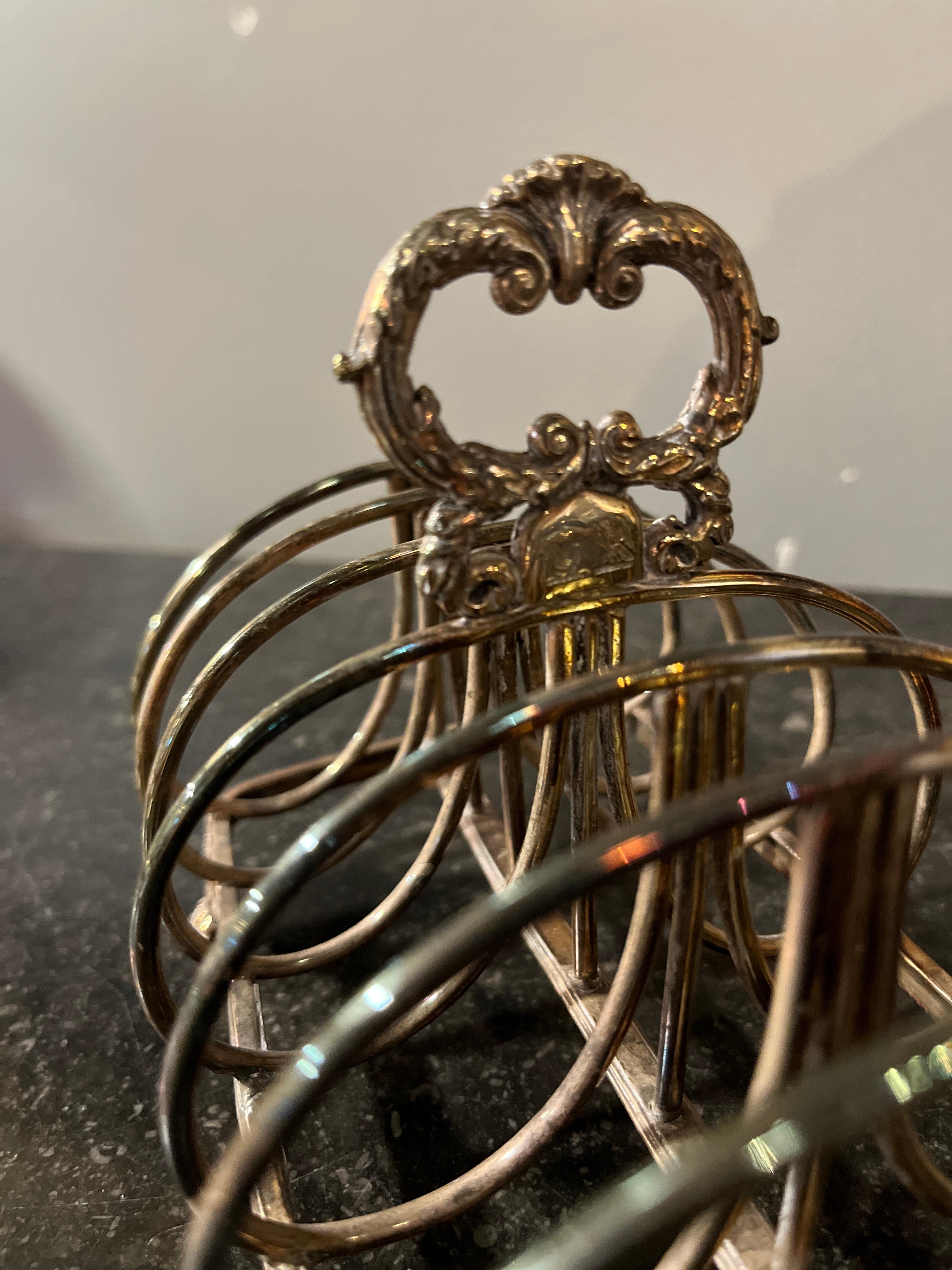 CIRCA 1820 georgianischen alten englischen Sheffield Silver Plate Crested Toast Rack im Zustand „Gut“ im Angebot in Scottsdale, AZ