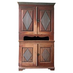 Aproximadamente de 1820: aparador original de estilo gustaviano pintado, de dos cuerpos, procedente de Suecia.
