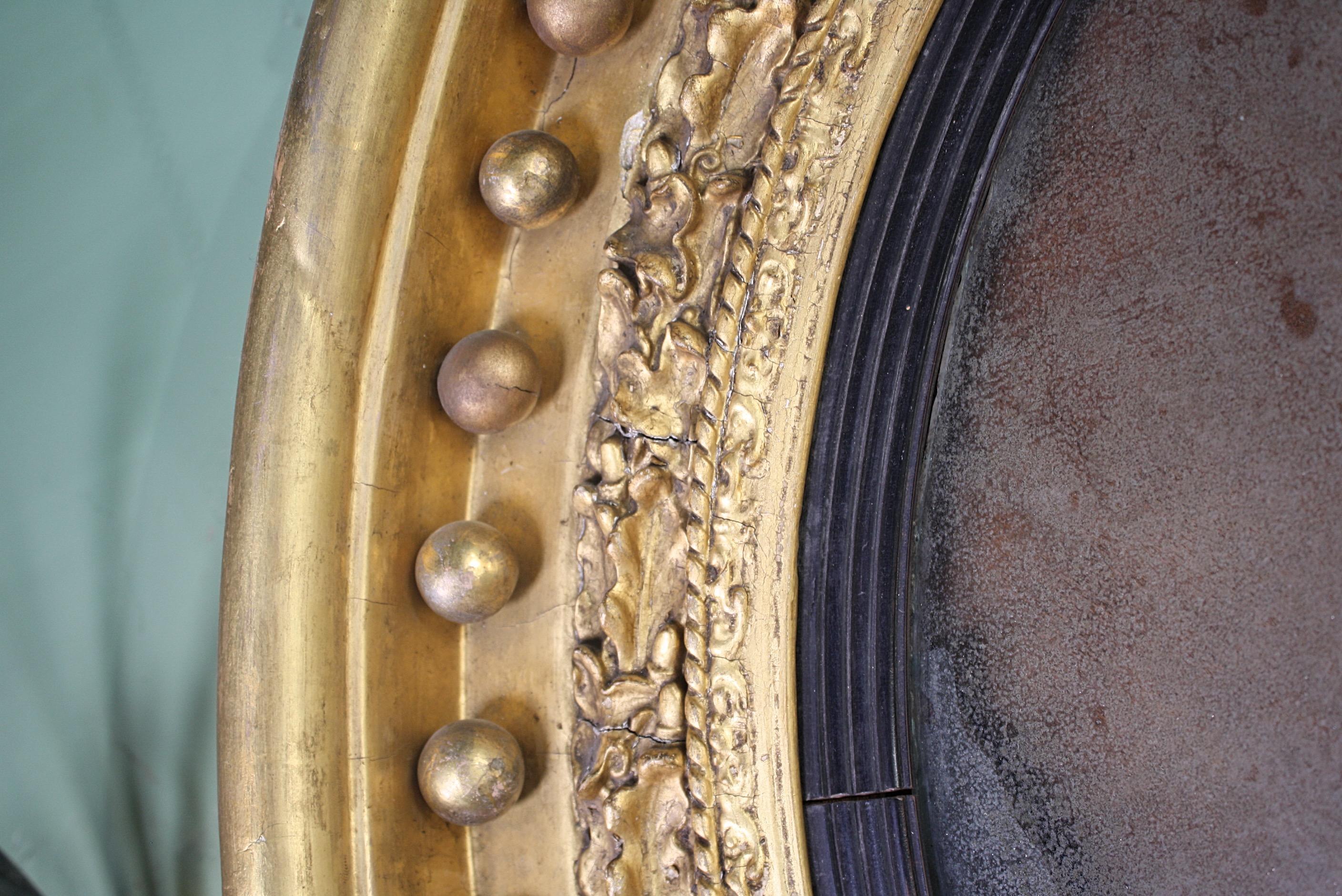 Monumentaler konvexer englischer Regency-Spiegel aus vergoldetem Holz, um 1820 im Zustand „Relativ gut“ im Angebot in Lowestoft, GB