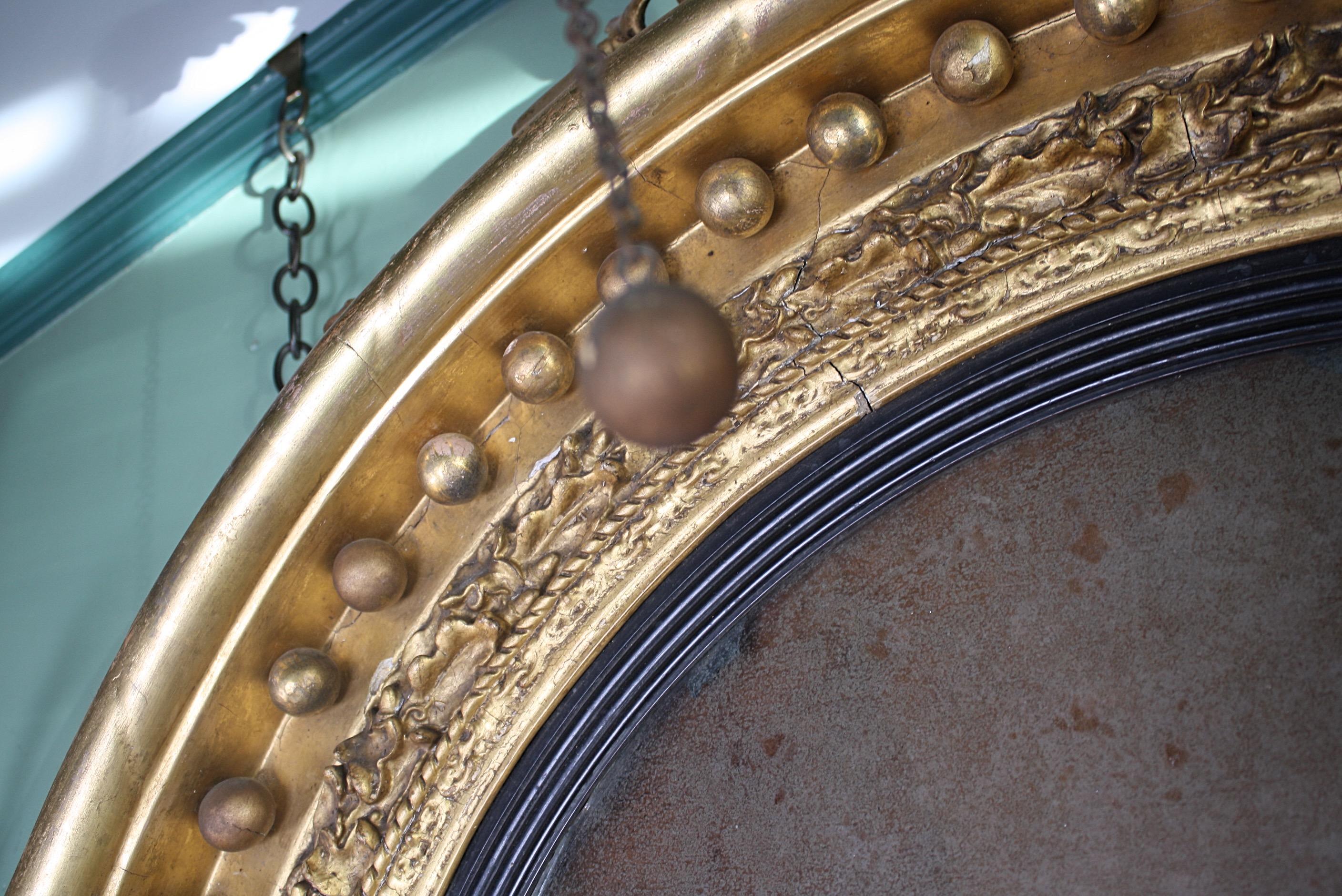 Monumentaler konvexer englischer Regency-Spiegel aus vergoldetem Holz, um 1820 im Angebot 2