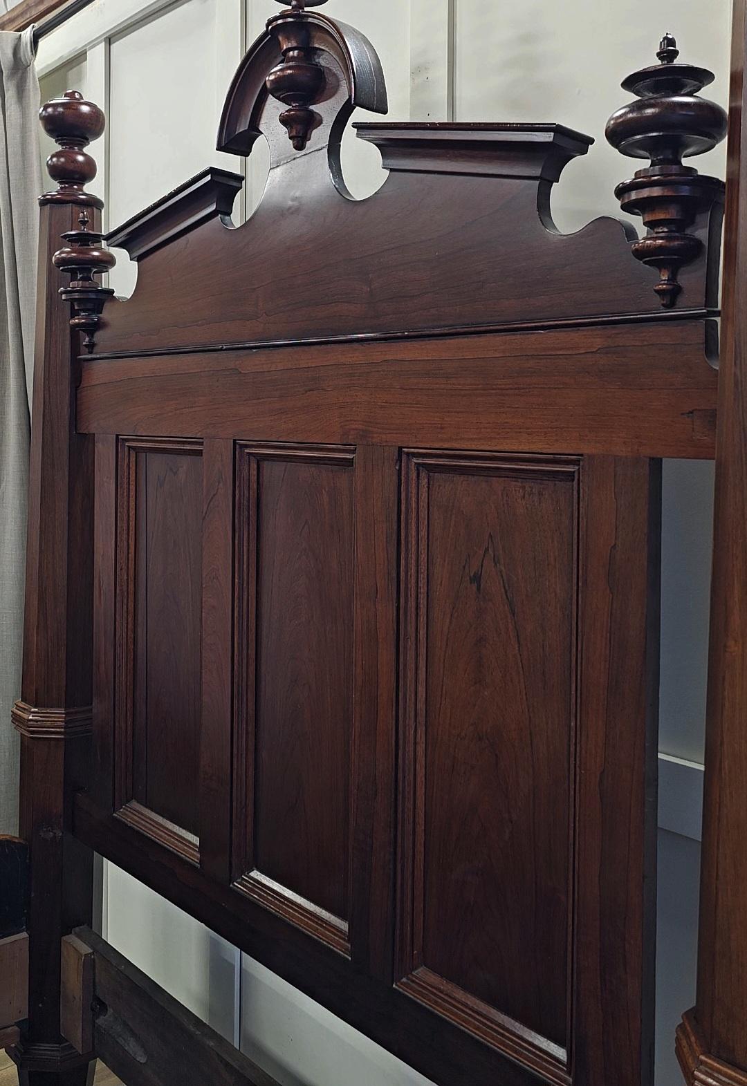 Museumstaugliches amerikanisches Empire-Bett, CIRCA 1820, aus massivem Nussbaumholz mit Palisanderfurnier gefertigt. Das Bett ist mit handgeschnittenen Schlitz- und Zapfenverbindungen und originalen großen eisernen Bettbolzen ausgestattet - ein