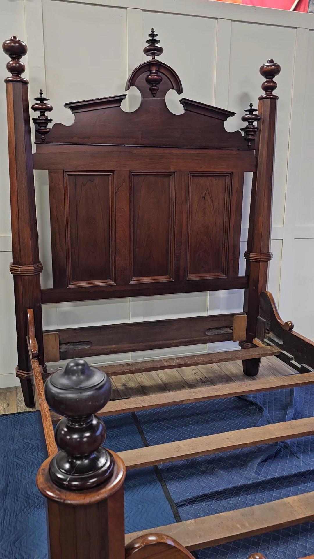Frühes 19. Jahrhundert Amerikanisches Empire-Bett aus Palisanderfurnier im Zustand „Gut“ im Angebot in Unionville, TN