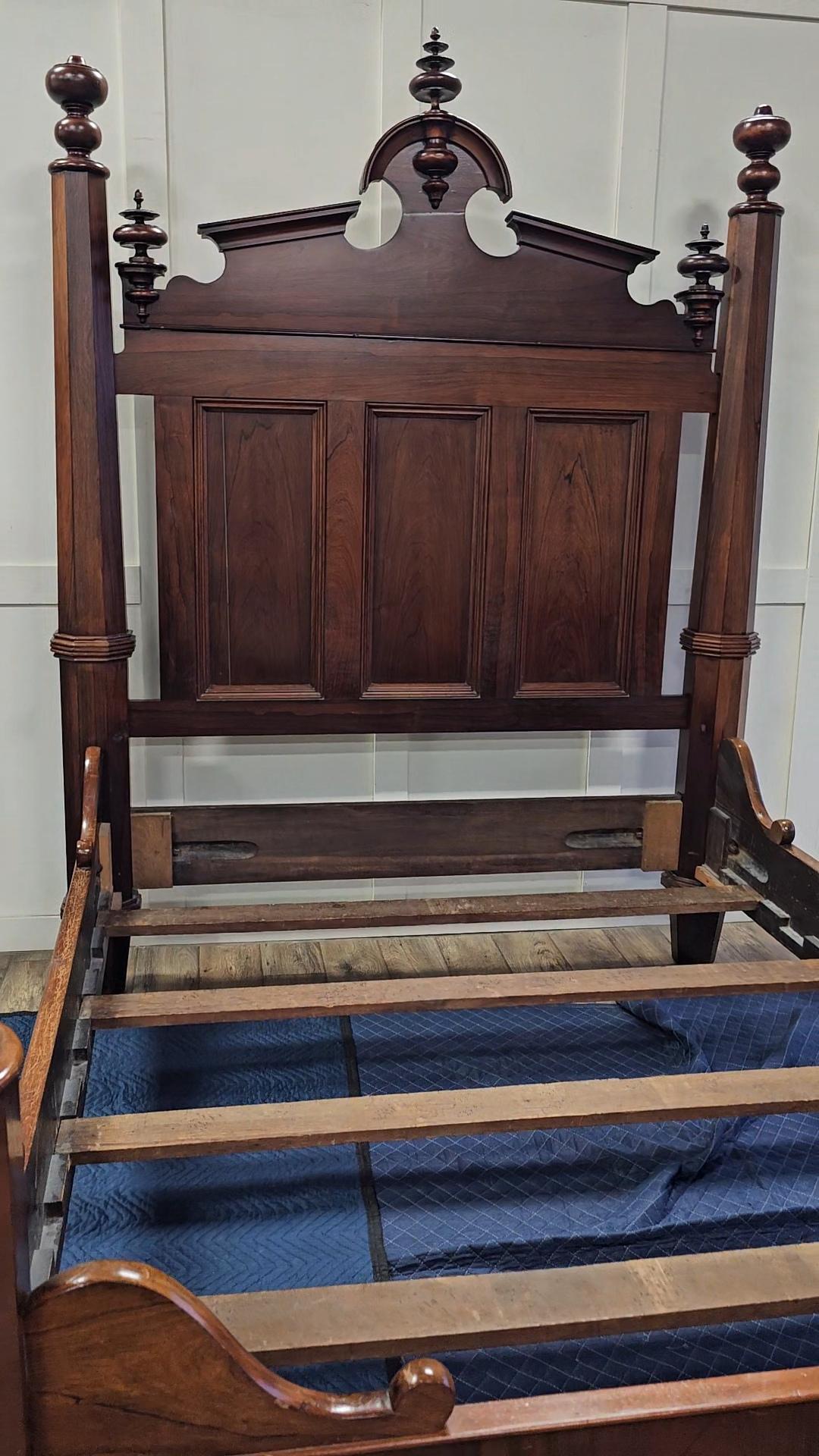 Frühes 19. Jahrhundert Amerikanisches Empire-Bett aus Palisanderfurnier (Rosenholz) im Angebot