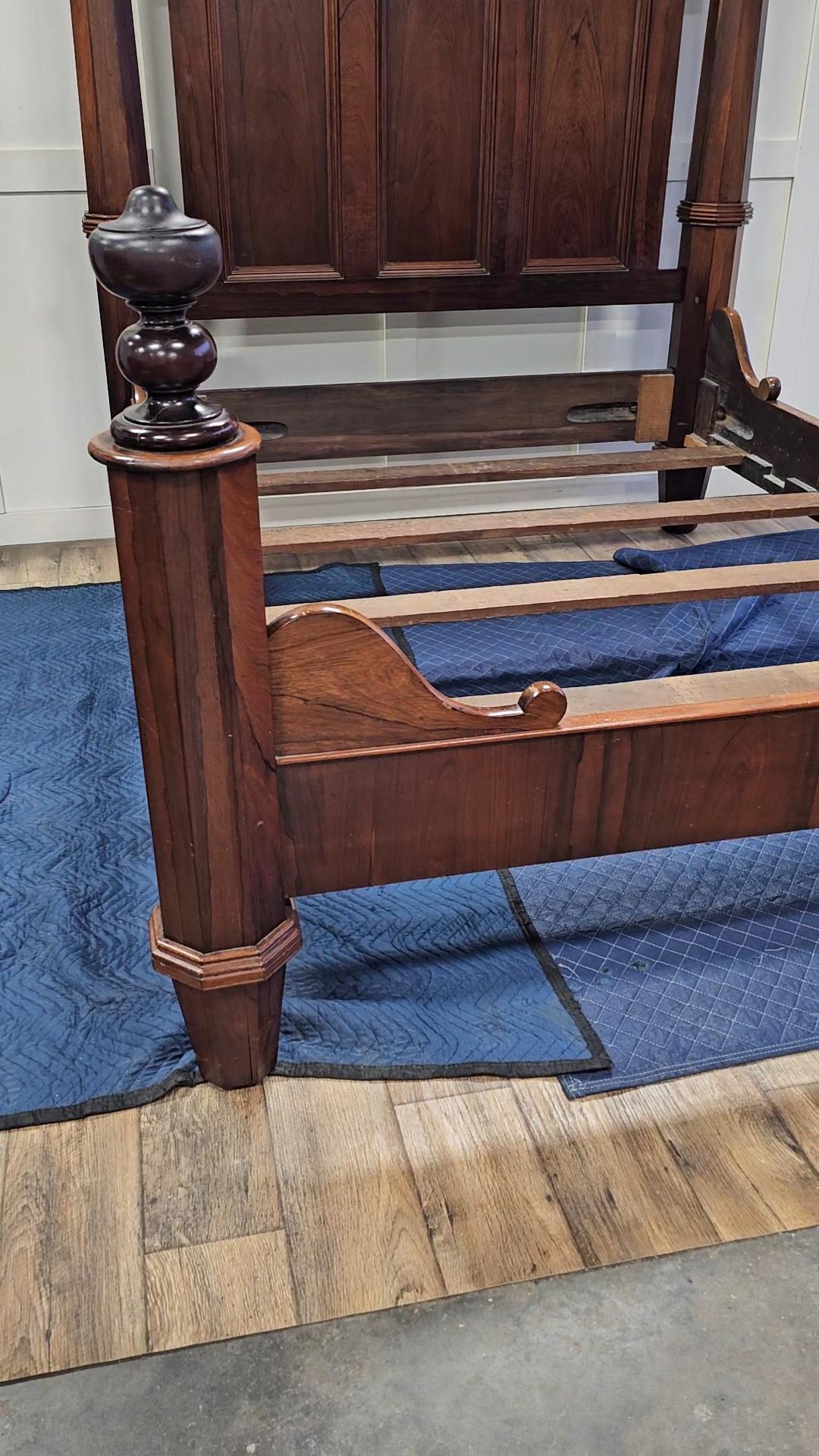 Frühes 19. Jahrhundert Amerikanisches Empire-Bett aus Palisanderfurnier im Angebot 3