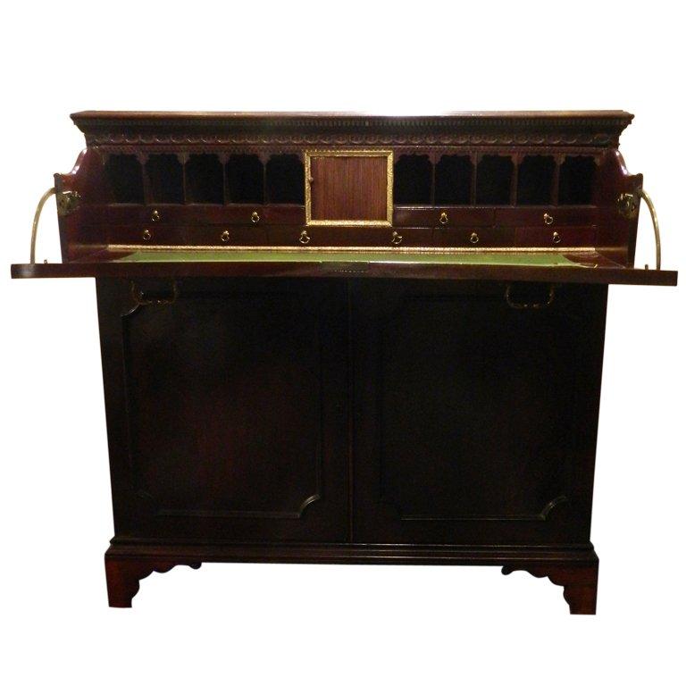 Englischer Butlers-Schreibtisch aus Mahagoni, um 1825 im Angebot