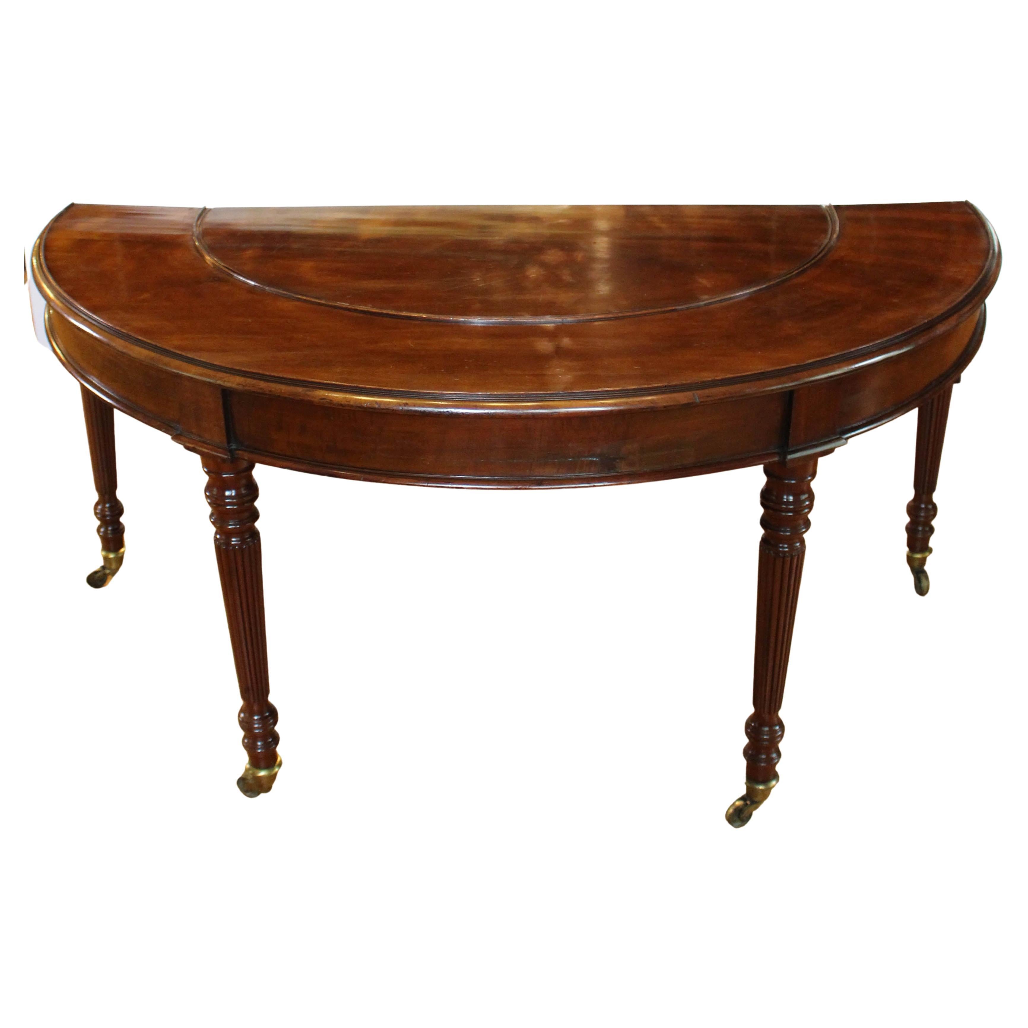 Circa 1825 Rare Form English Drinking Table (table à boire)