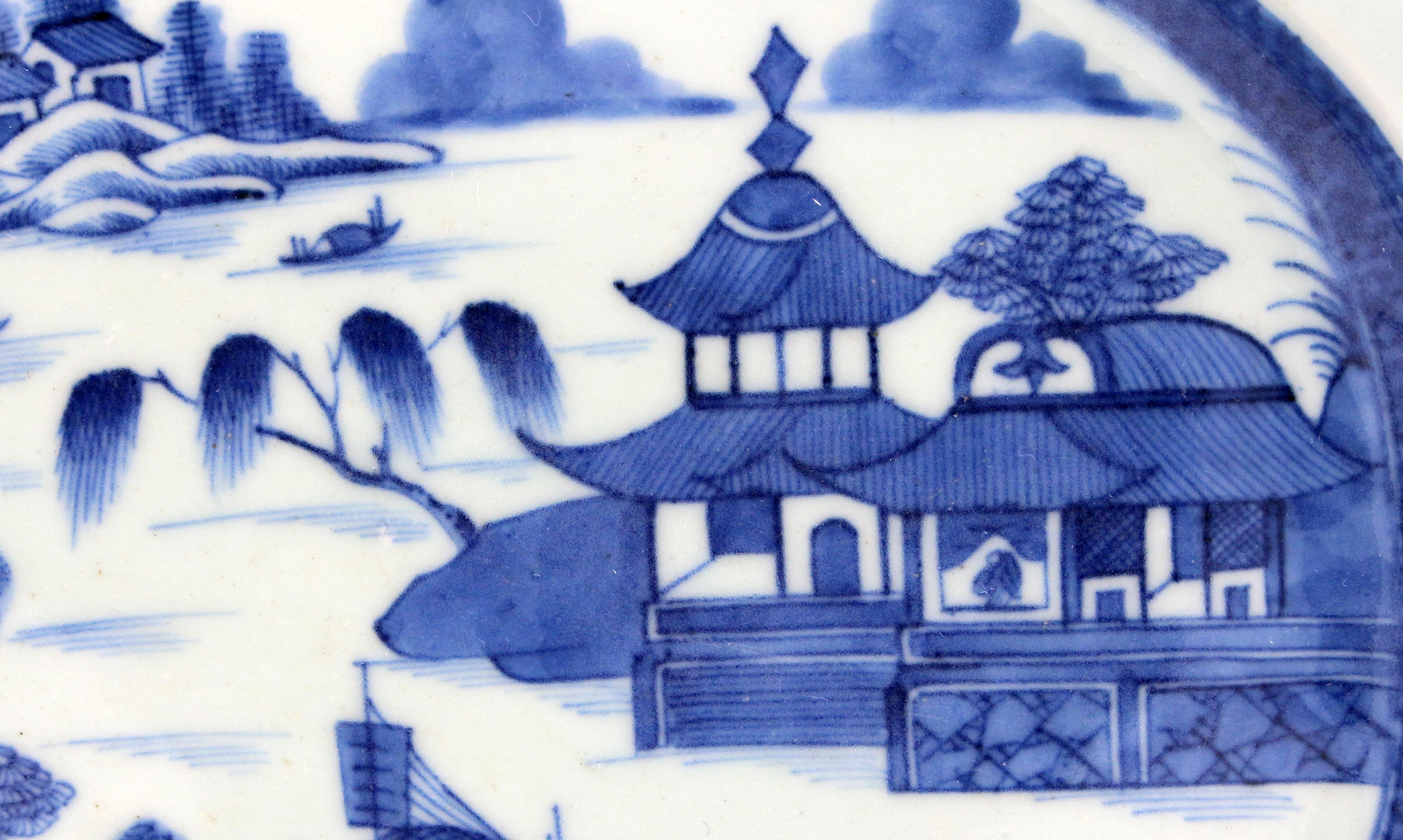Plat à canton bleu d'exportation chinoise des années 1830-60 Bon état - En vente à Chapel Hill, NC