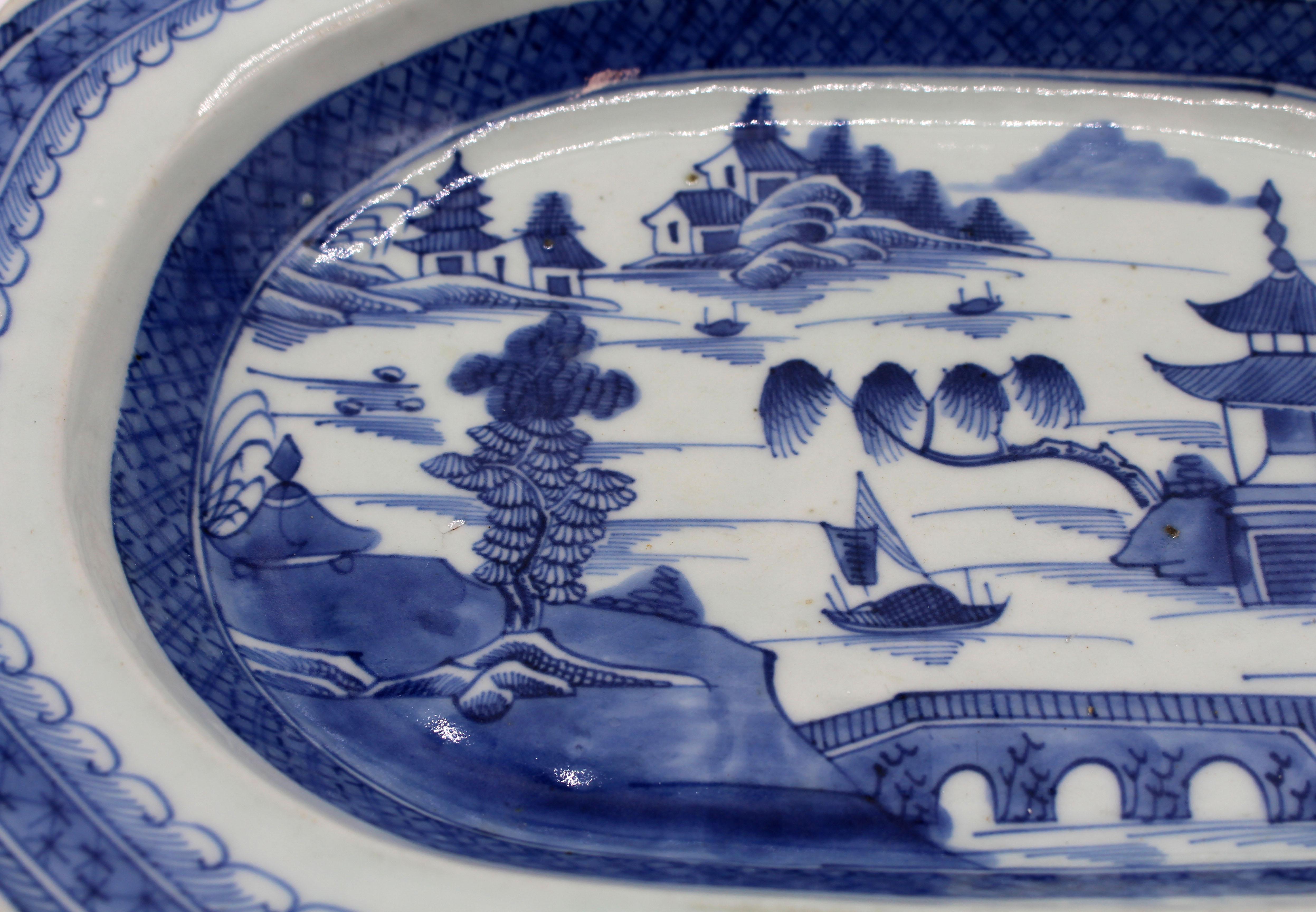 XIXe siècle Plat de service d'exportation chinois en canton bleu vers 1830-60 en vente