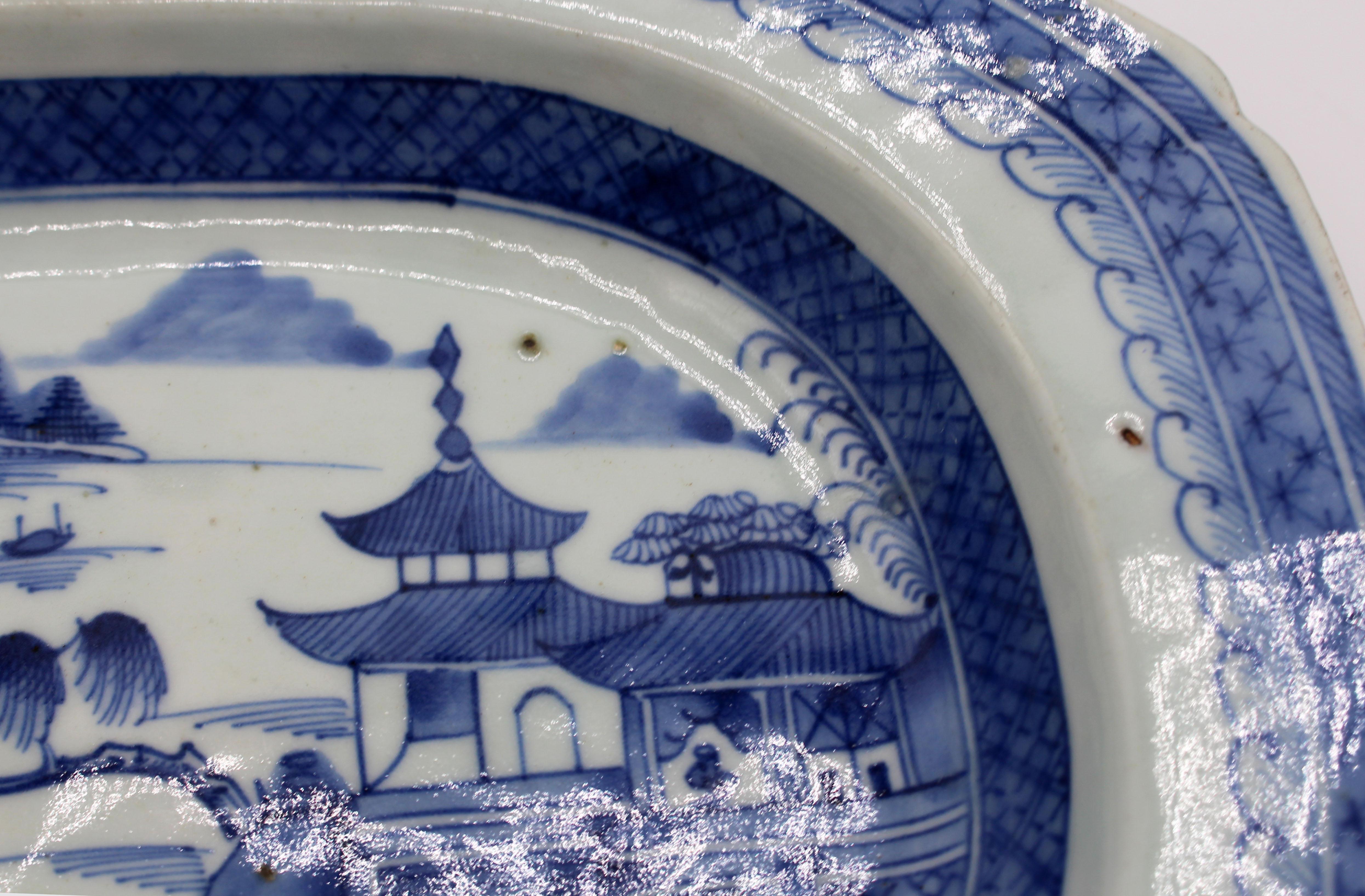 Céramique Plat de service d'exportation chinois en canton bleu vers 1830-60 en vente