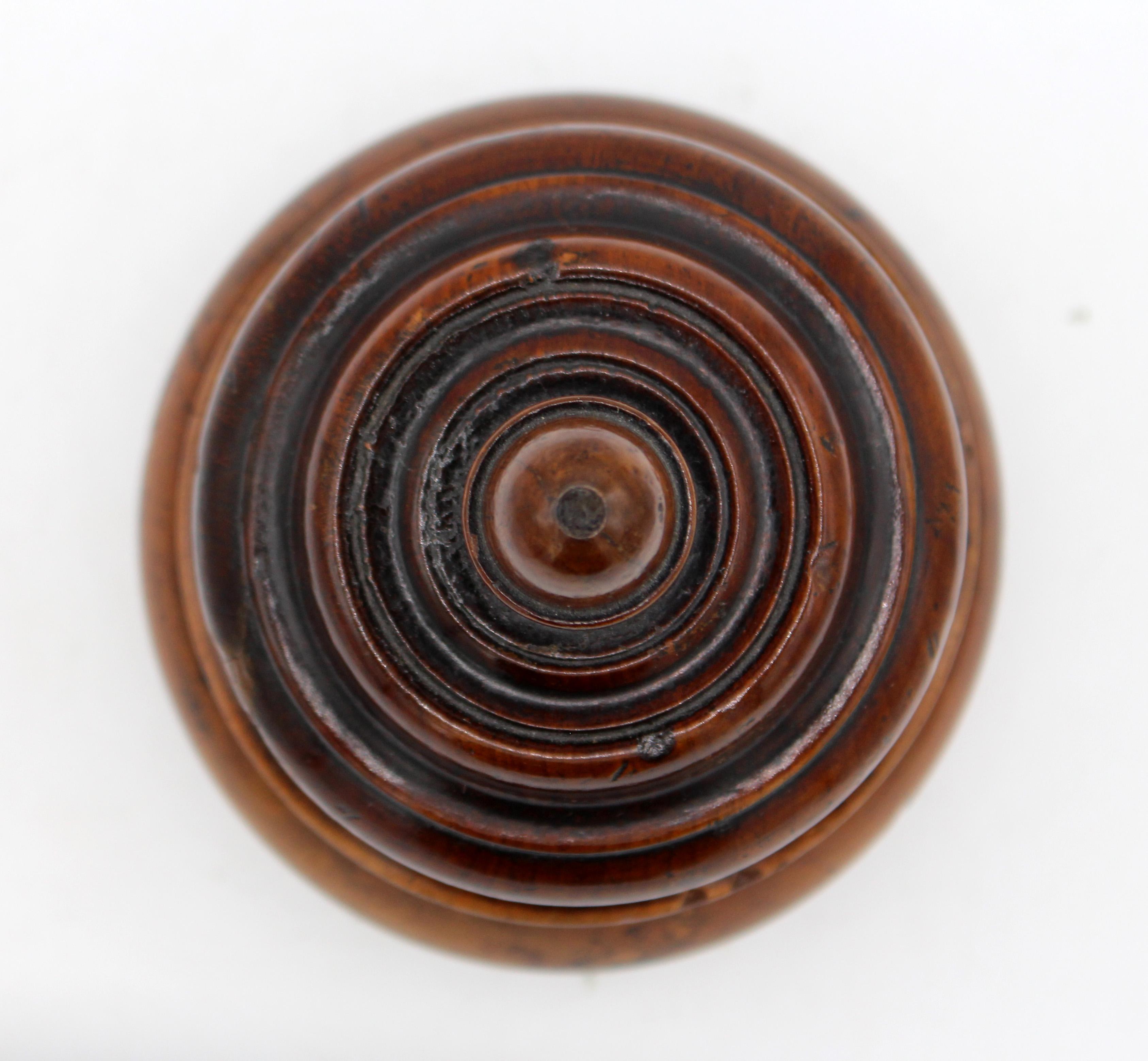 Circa 1830-60 treen tobacco or tea caddy box, English. Boxwood. The whole robustly turned with great fluidity. Lid with carved acorn finial. Zinc floating inner tamping lid intact and remnants of the old lining. 6.5