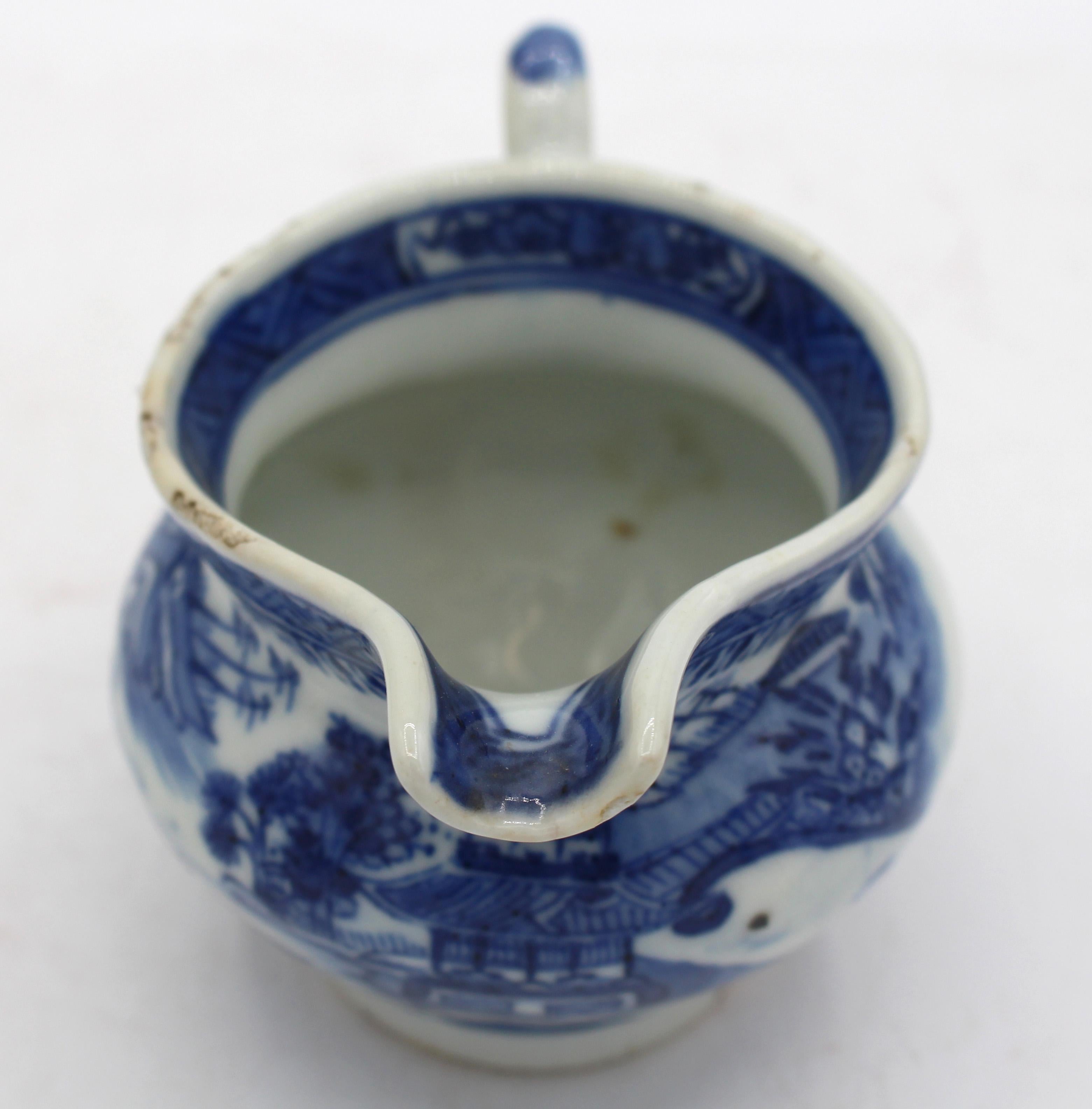 Caraffa per Sauce di Canton blu del 1830 circa, esportazione cinese. Dinastia Qing. Incantevole e finemente decorato. Fritte sul bordo e abrasione dello smalto sul manico.
5,5