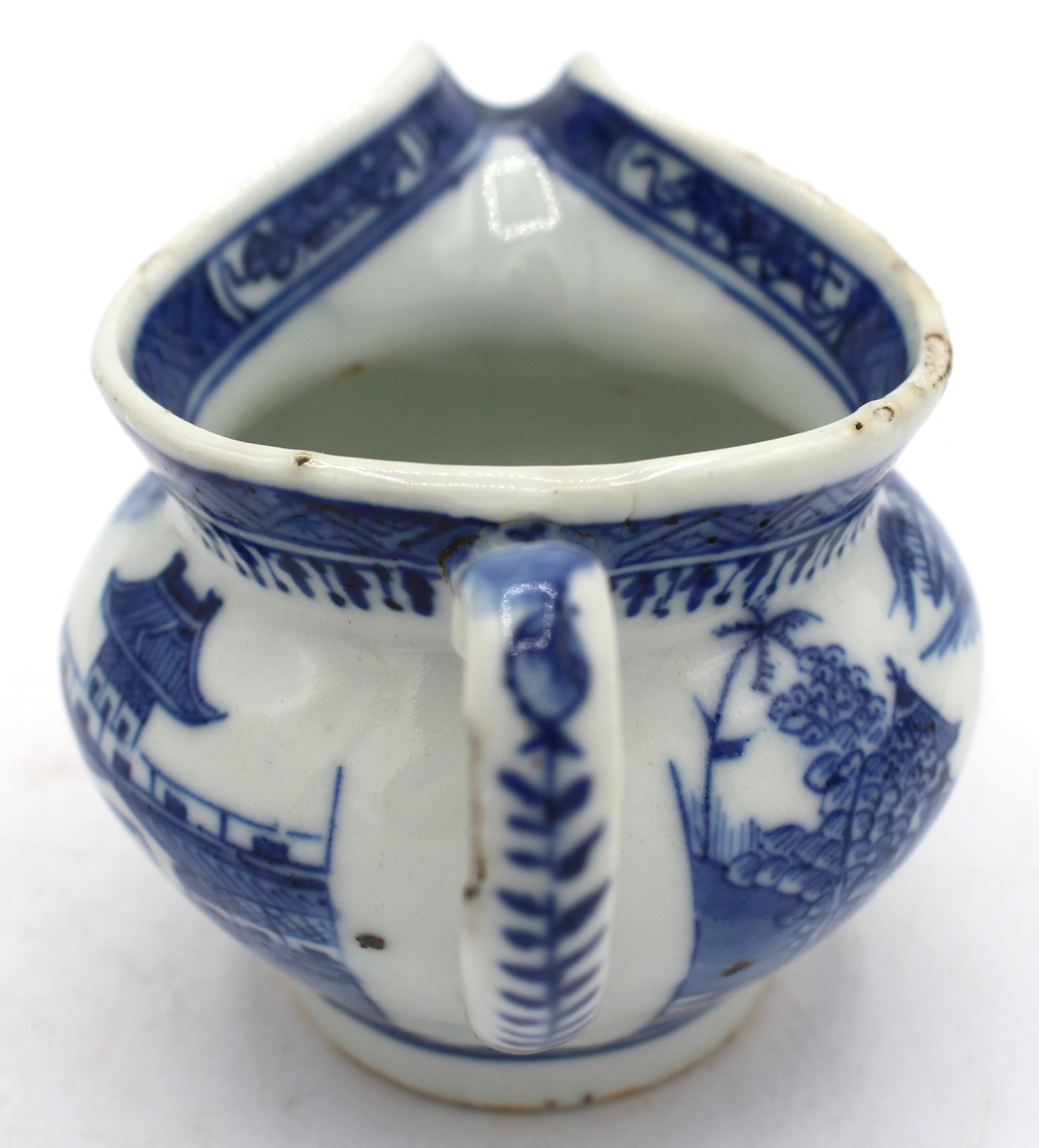 Caraffa per Sauce di Canton blu del 1830 circa, esportazione cinese. Dinastia Qing In condizioni buone in vendita a Chapel Hill, NC