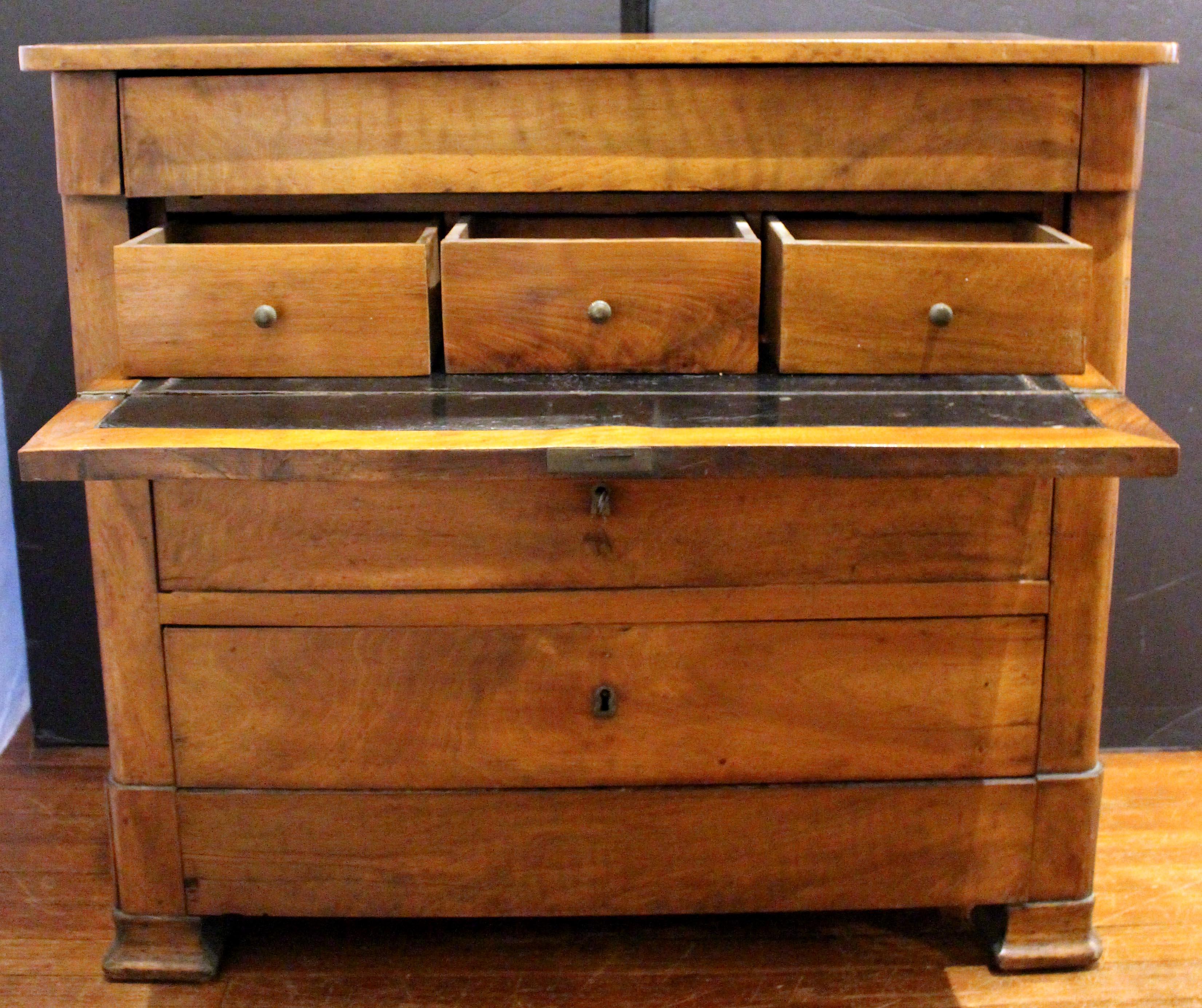 Circa 1830 Country French Louis Philippe Commode Chest of Drawers In Good Condition For Sale In Chapel Hill, NC