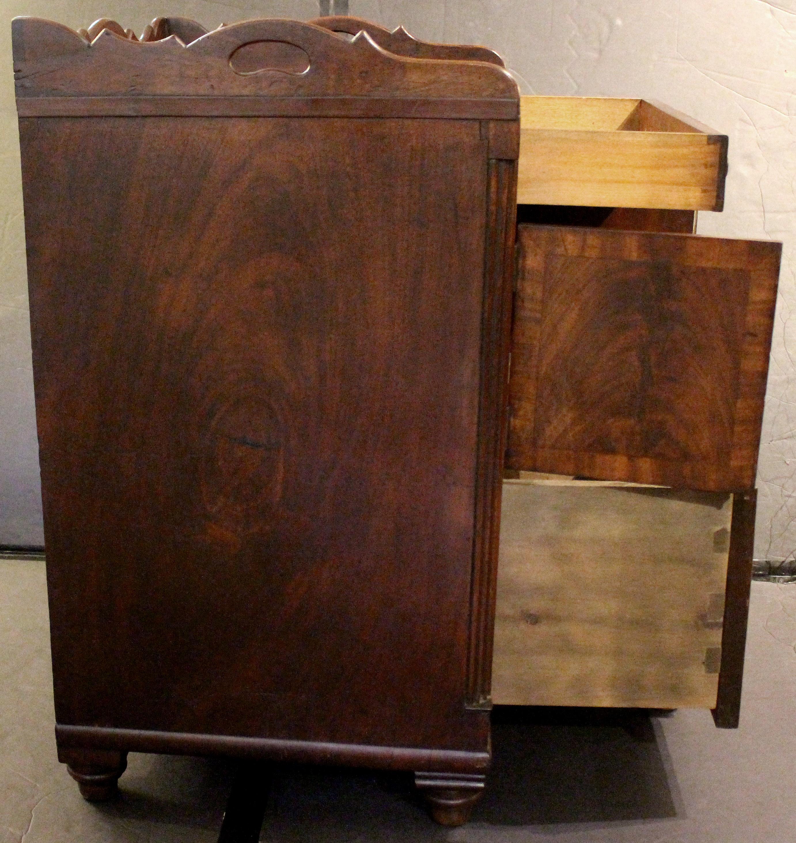 Circa 1830 George IV - William IV Period Bedside Cabinet Commode In Good Condition For Sale In Chapel Hill, NC