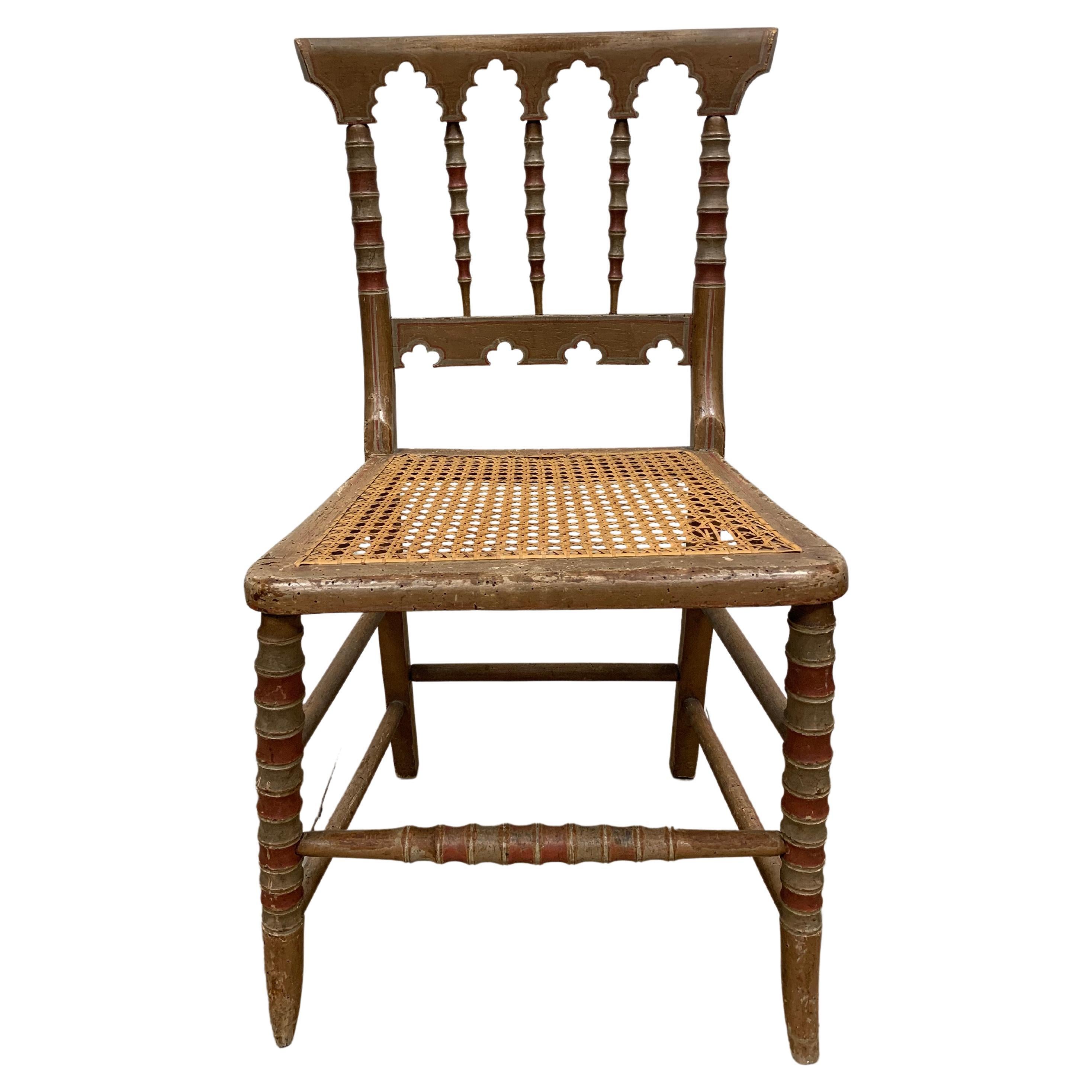 Circa 1830s 19ème siècle Petite chaise d'appoint mauresque anglaise avec assise cannée 