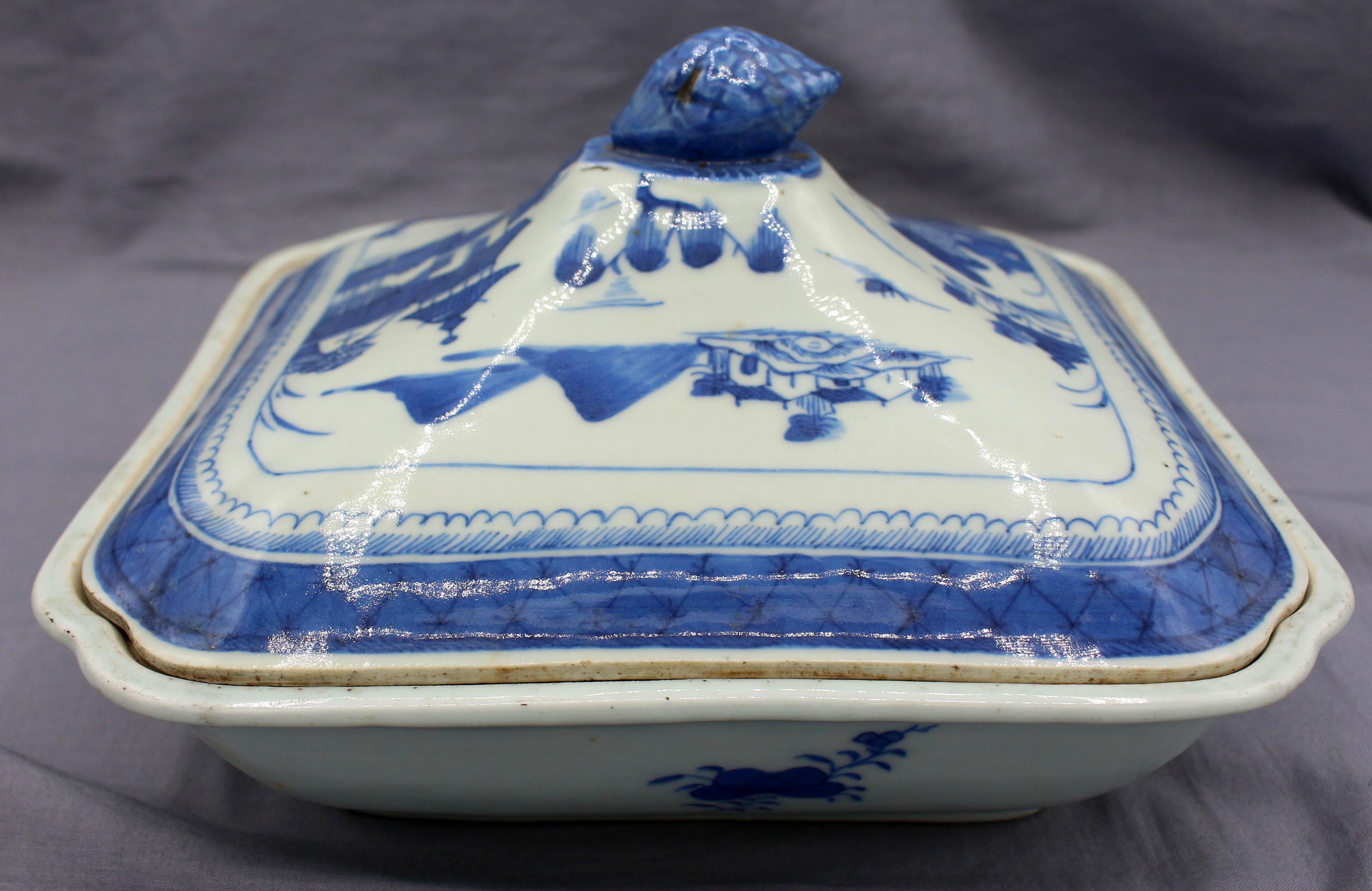 Circa 1830s Blue Canton Associated Covered Vegetable Dish, Chinese Export In Good Condition For Sale In Chapel Hill, NC