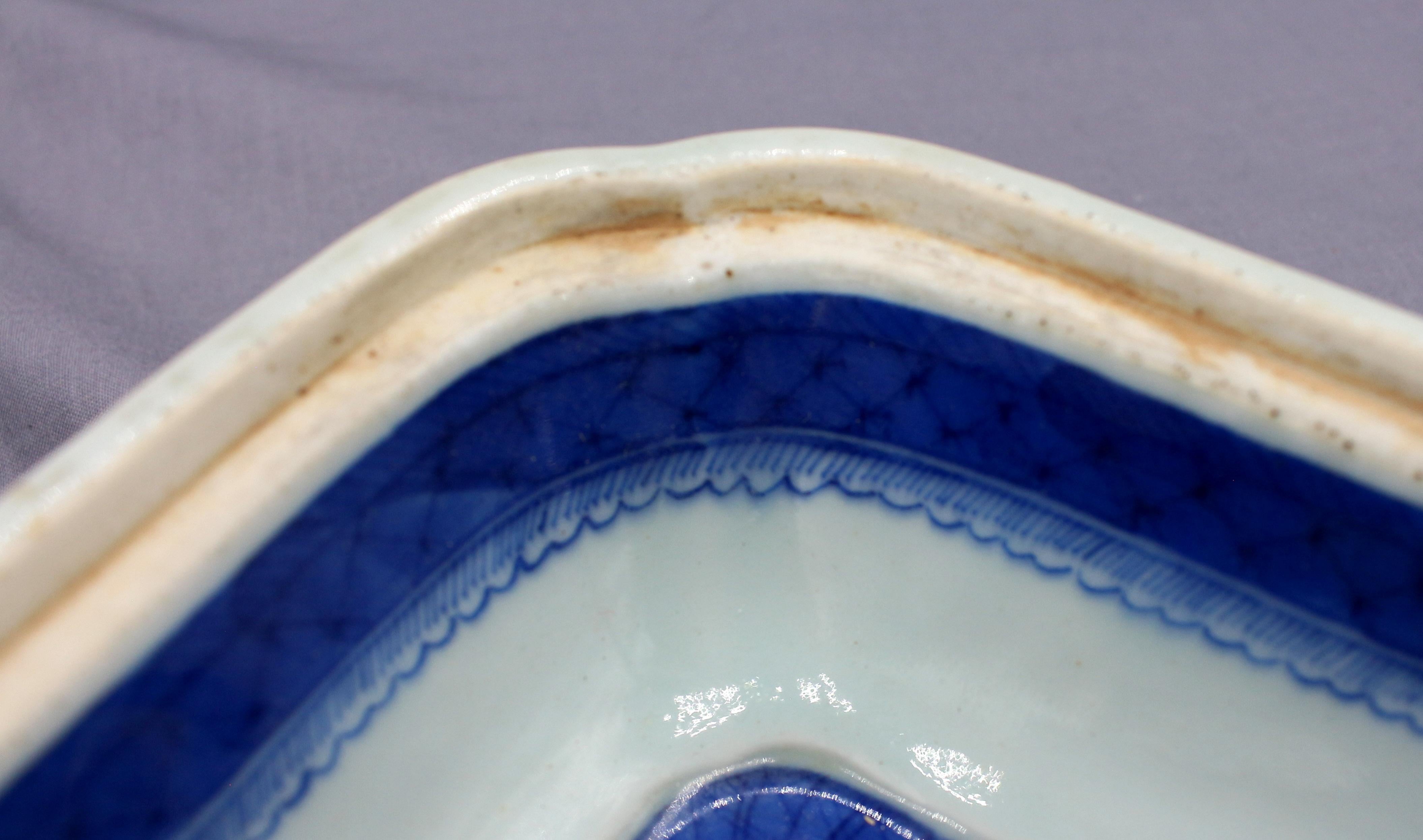 Circa 1830s Blue Canton Associated Covered Vegetable Dish, Chinese Export For Sale 3