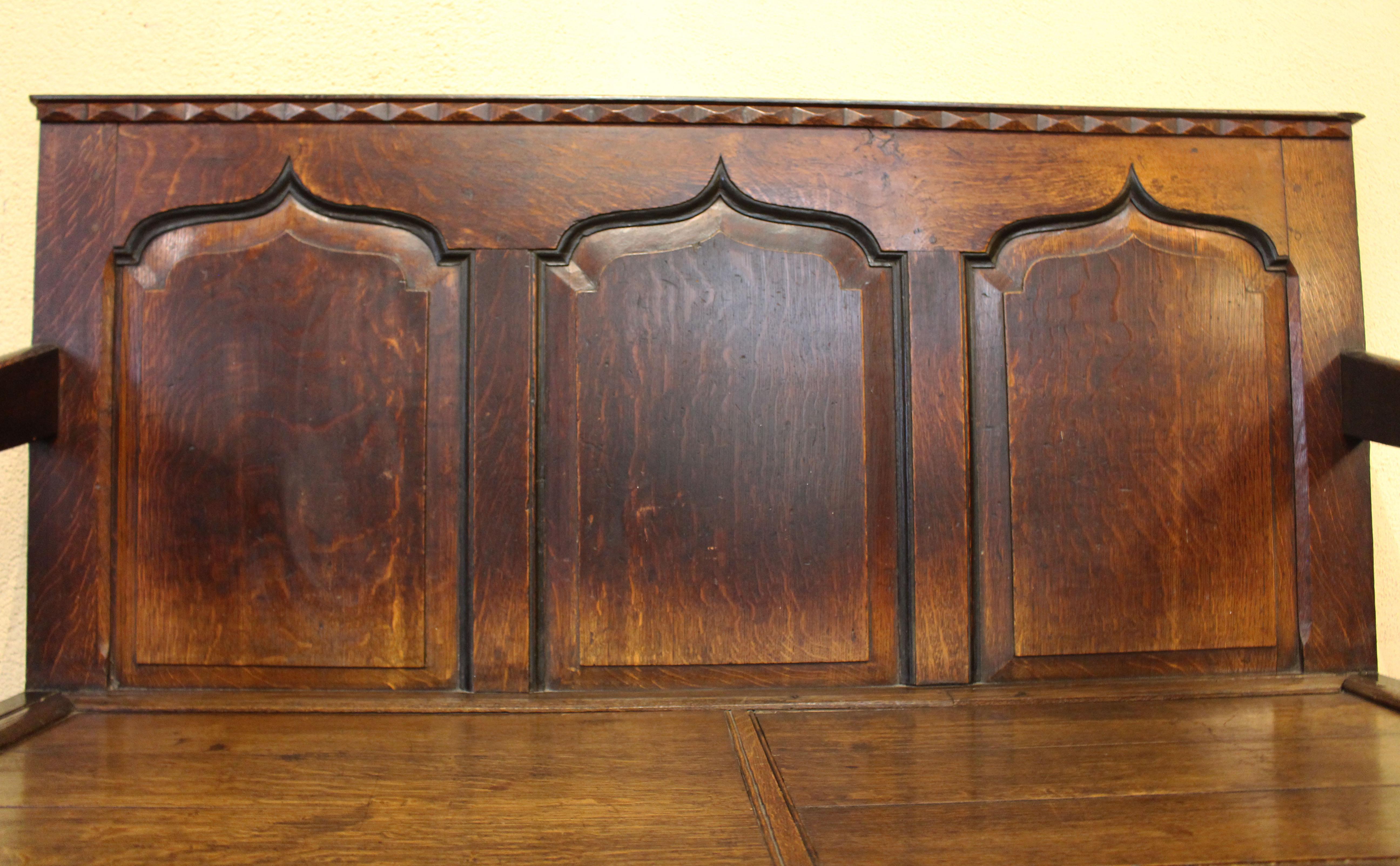 circa 1830s English Gothic Influence Settle Bench In Good Condition In Chapel Hill, NC
