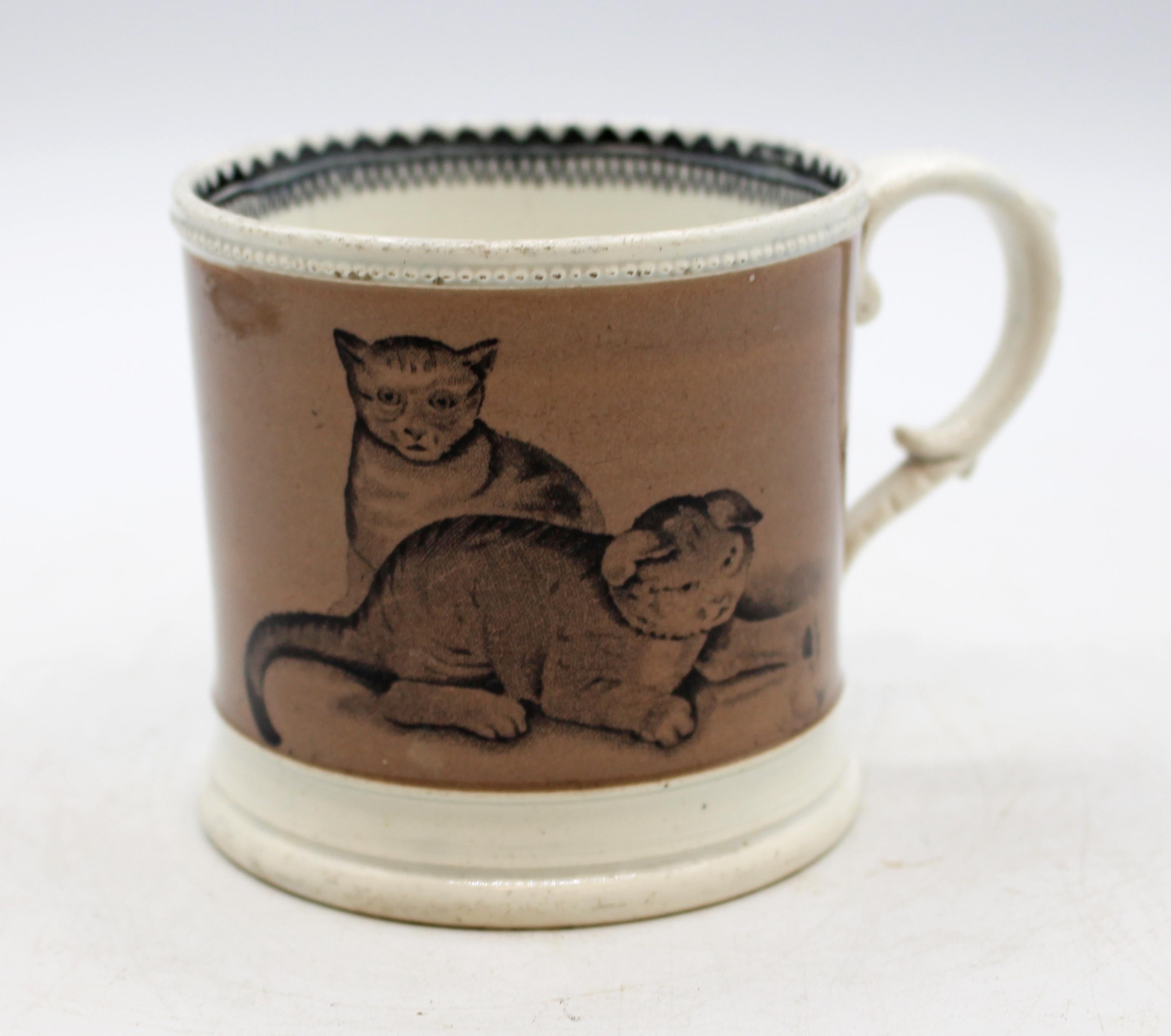 CIRCA 1830s seltene Stein Porzellan Tanker, Englisch. Perlenrand und Schneckengriff. Ganz charmant mit einem Paar Welpen auf der einen Seite und einem Paar spielender Katzen auf der anderen. Ein markantes Beispiel von Thomas Godwin, Burslem, ist