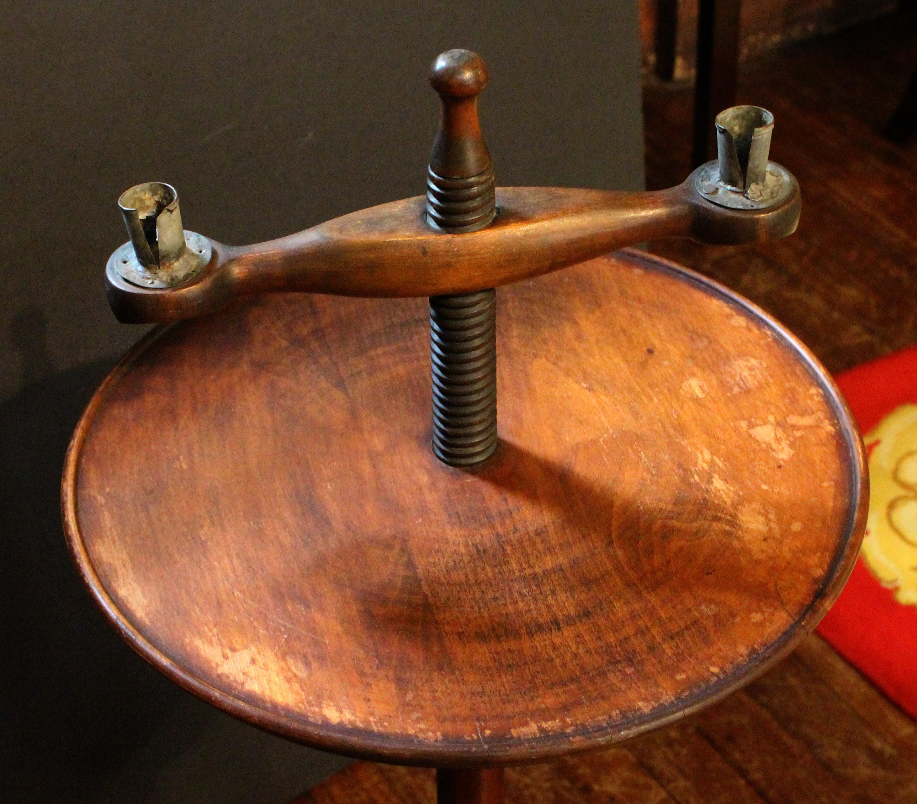 Circa 1830s English Windsor Candlestand In Good Condition In Chapel Hill, NC
