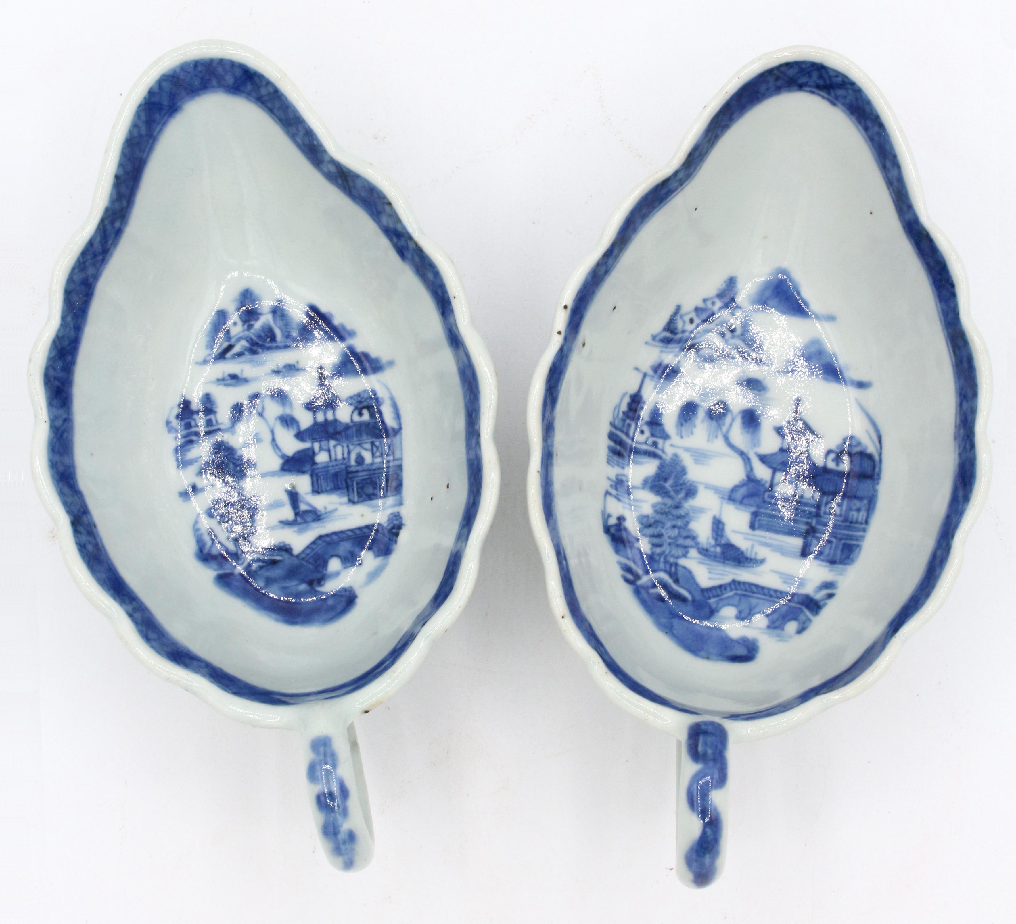 Circa 1830s Pair of Chinese Blue Canton Sauce Boats In Good Condition For Sale In Chapel Hill, NC