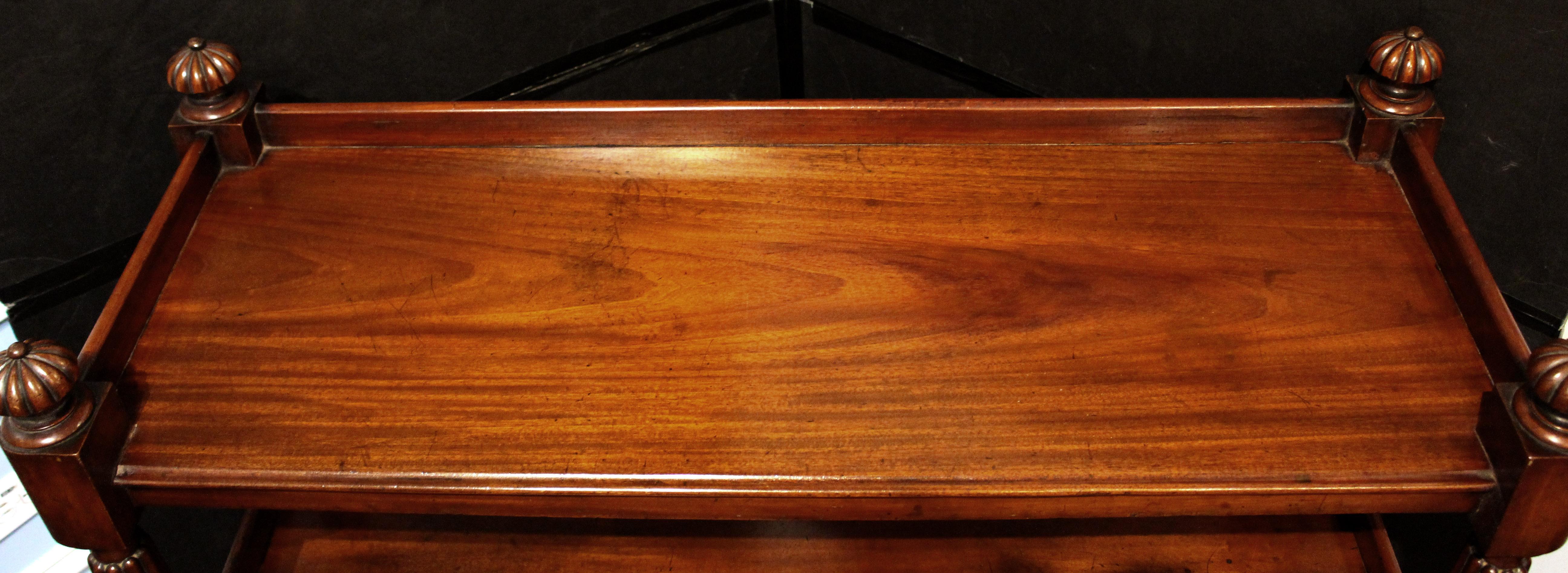 Circa 1830s William IV dumbwaiter trolley or butler's serving etagere, Inglés. Maderas finas de caoba. Atrevidas columnas troncocónicas, cónicas invertidas, de gablete acanalado y remates achatados conformados. Galerías para cada una de las 3