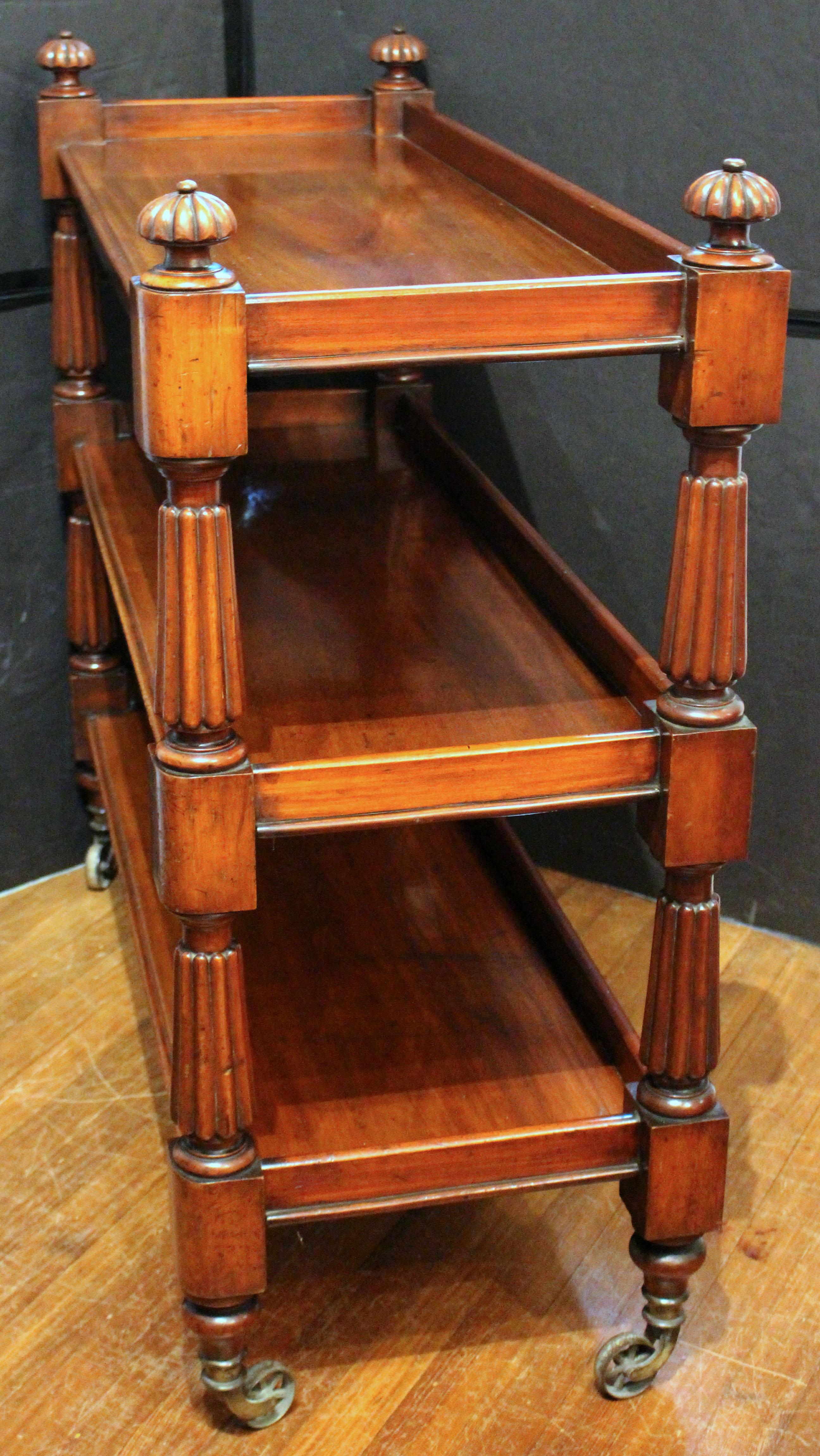 Circa 1830s William IV Carretilla inglesa con montaplatos o estante de servicio de mayordomo Guillermo IV en venta