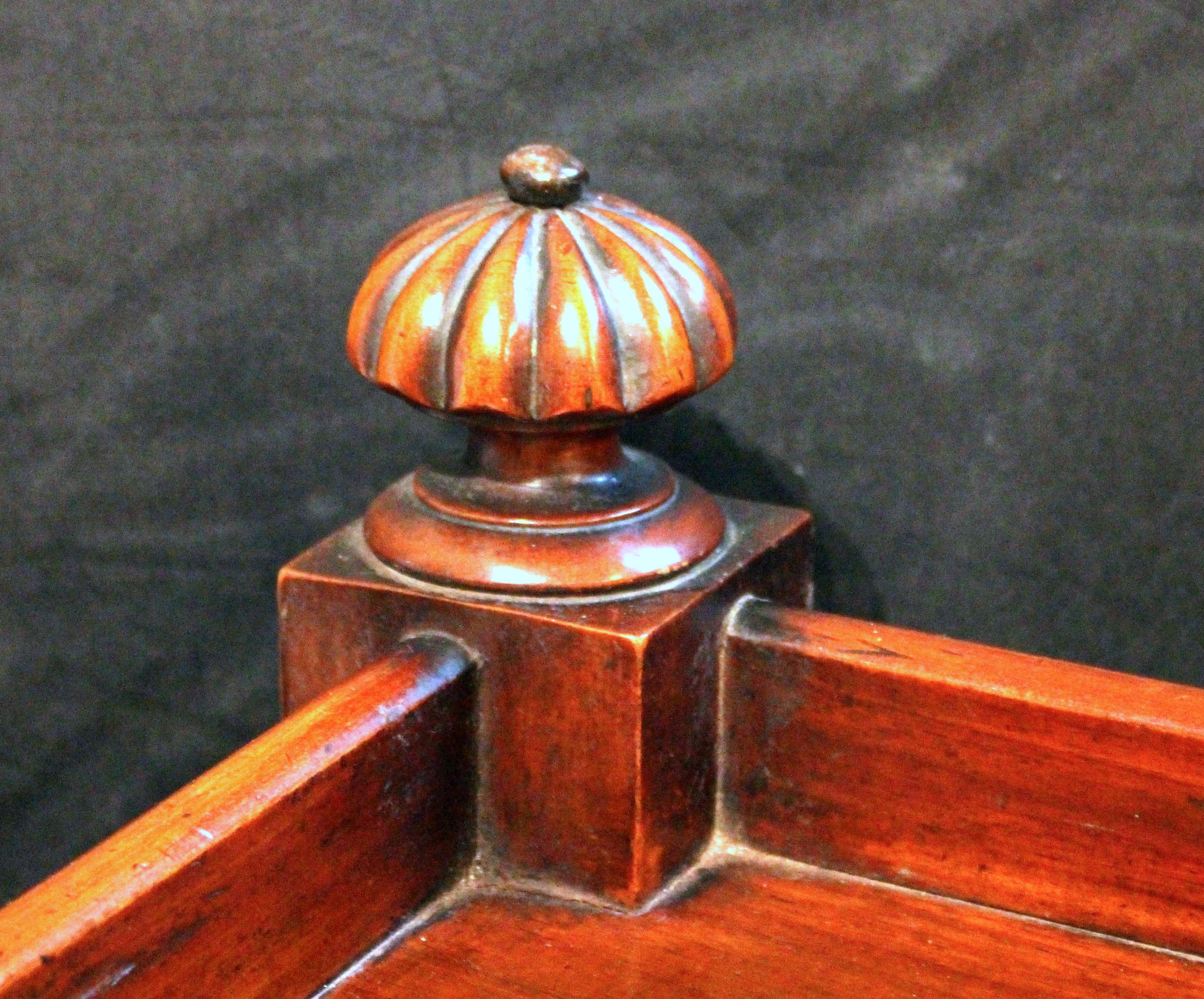 Circa 1830s William IV Carretilla inglesa con montaplatos o estante de servicio de mayordomo Inglés en venta