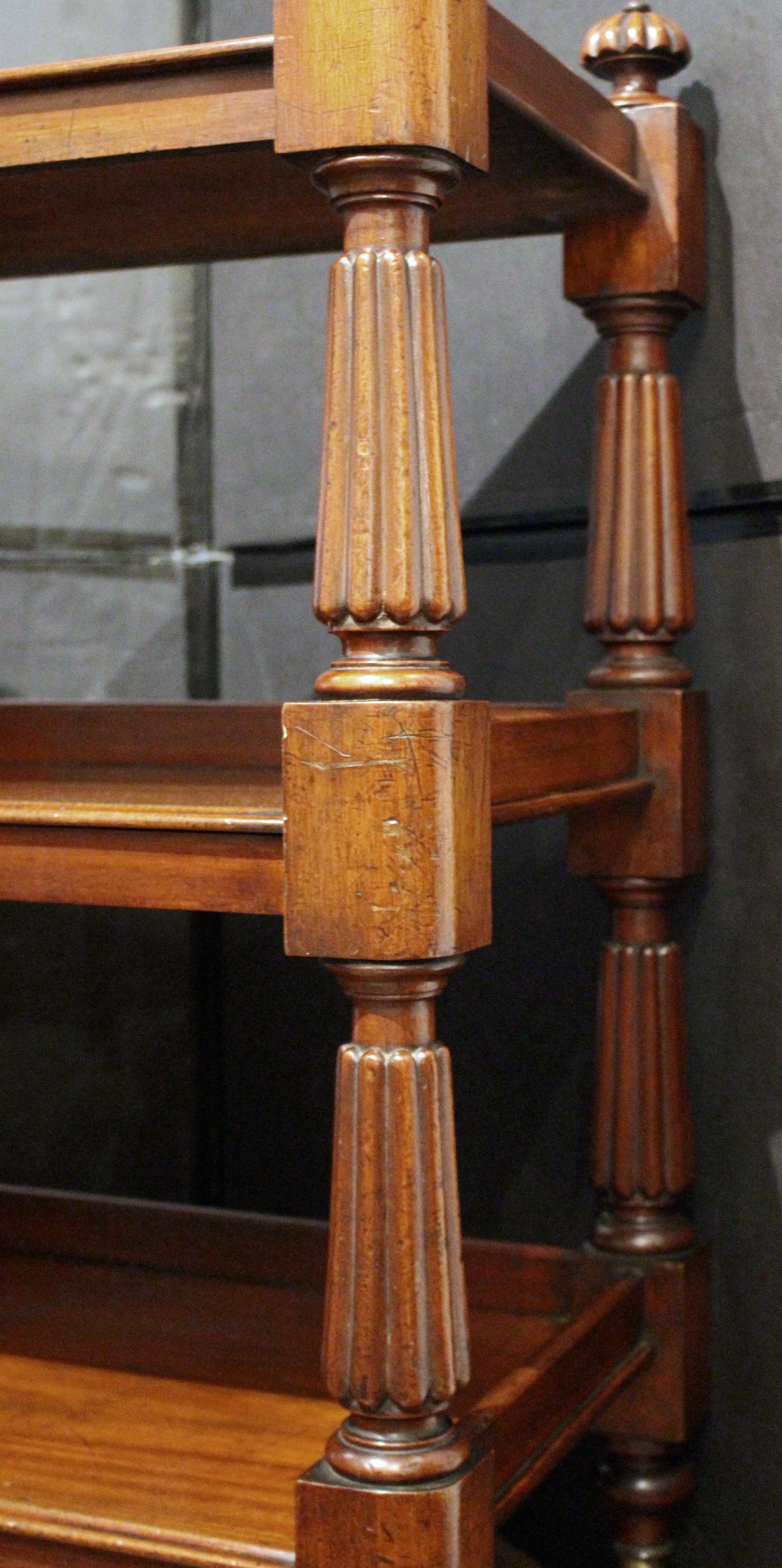 Circa 1830s William IV Carretilla inglesa con montaplatos o estante de servicio de mayordomo en Bueno estado para la venta en Chapel Hill, NC