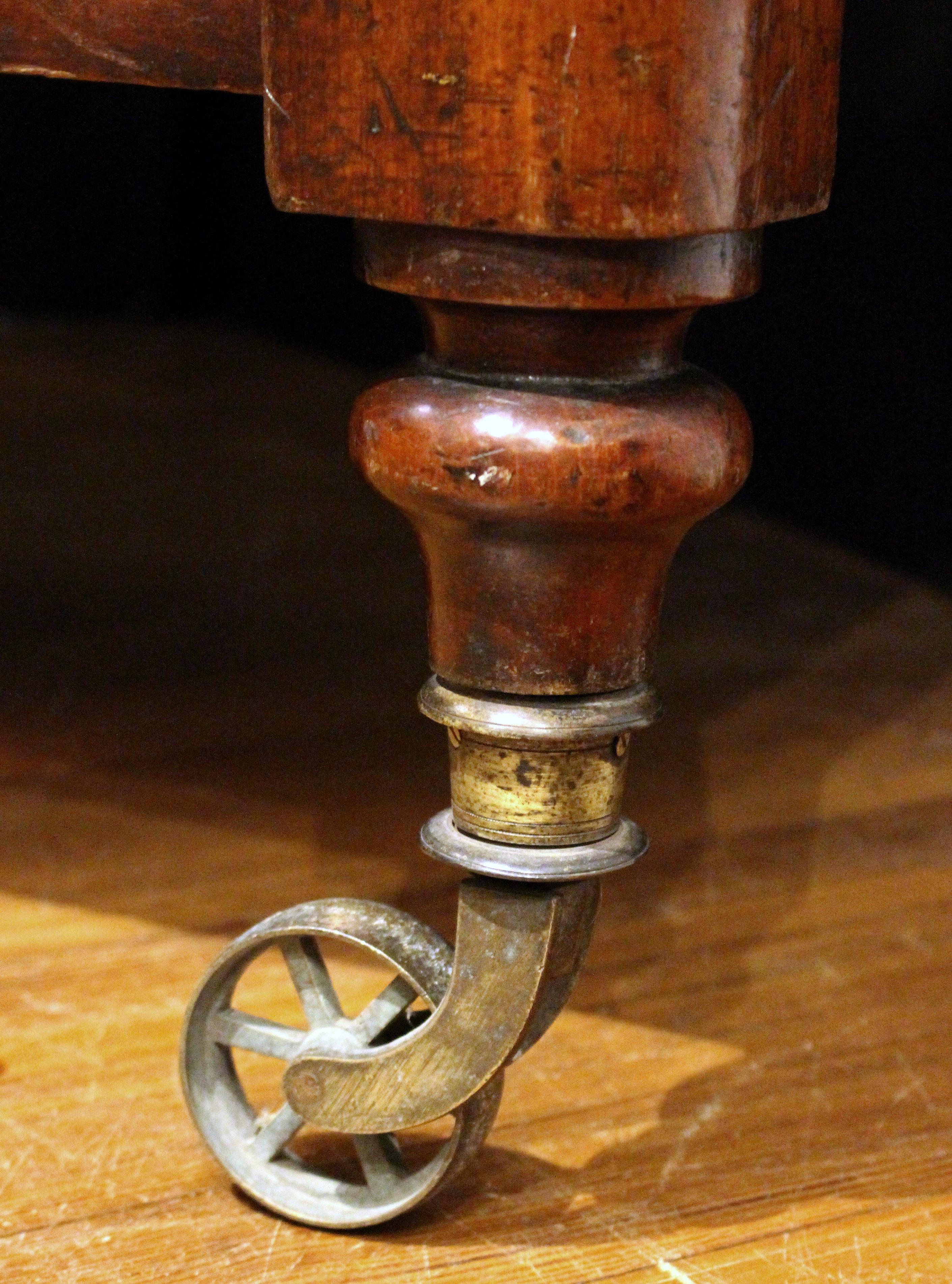 Circa 1830s William IV Carretilla inglesa con montaplatos o estante de servicio de mayordomo siglo XIX en venta