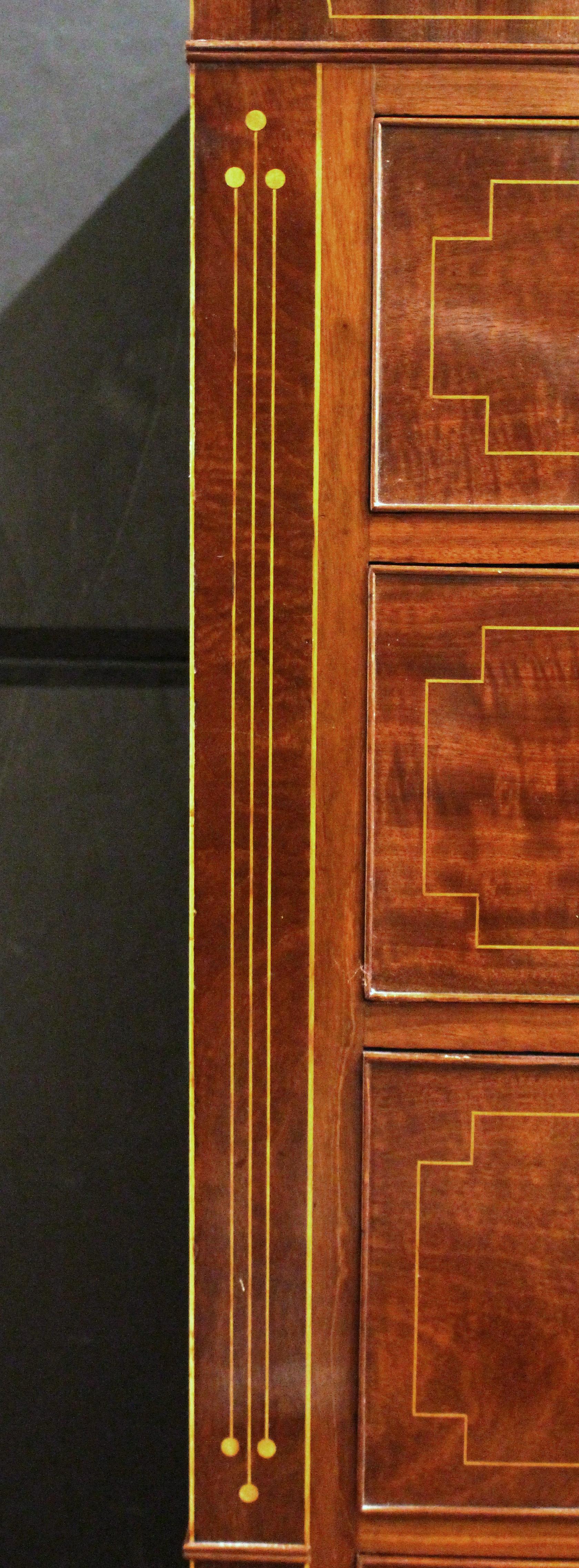 Cómoda inglesa de frente recto con incrustaciones de la época de Guillermo IV, circa 1830 Roble en venta