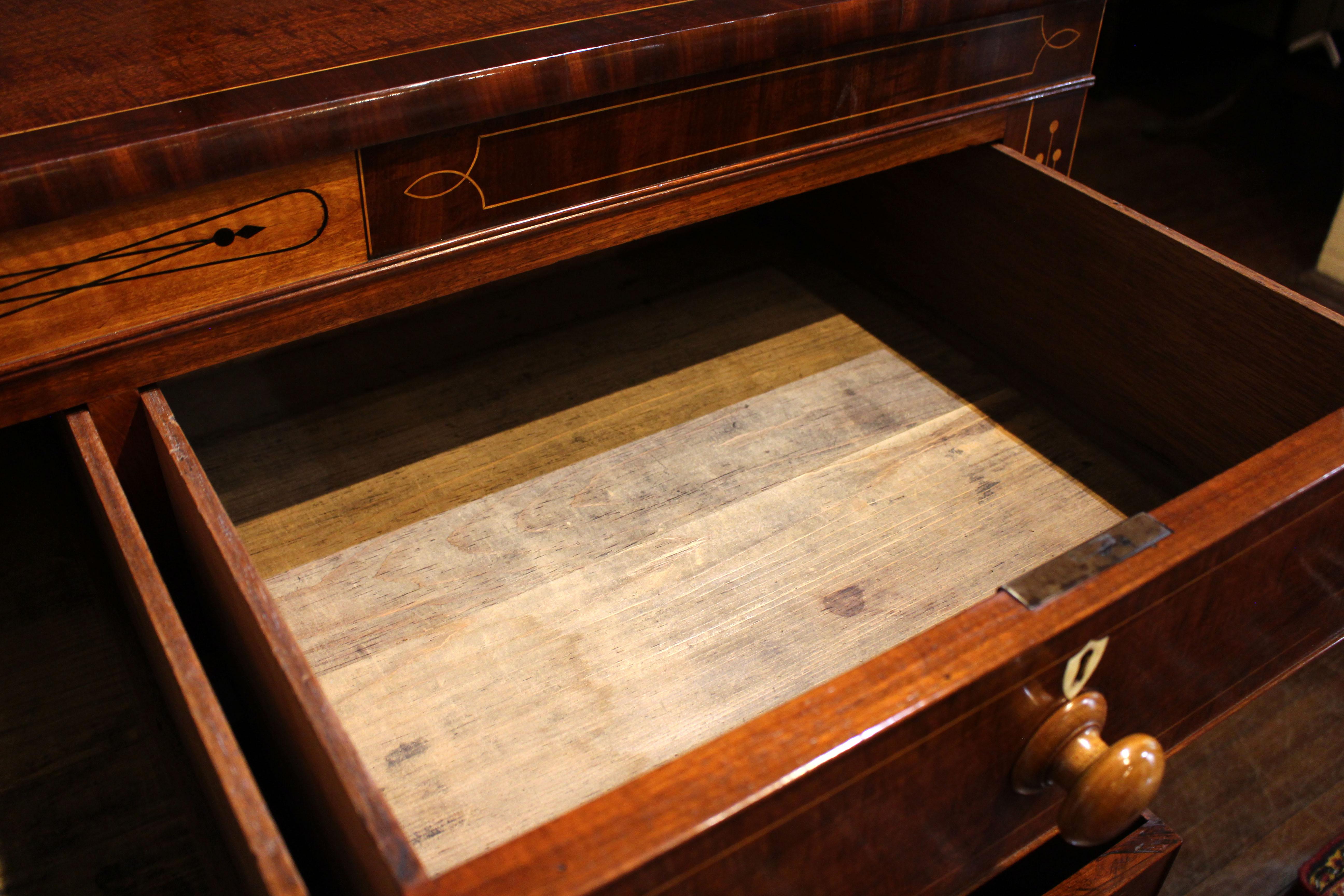 Cómoda inglesa de frente recto con incrustaciones de la época de Guillermo IV, circa 1830 en venta 3