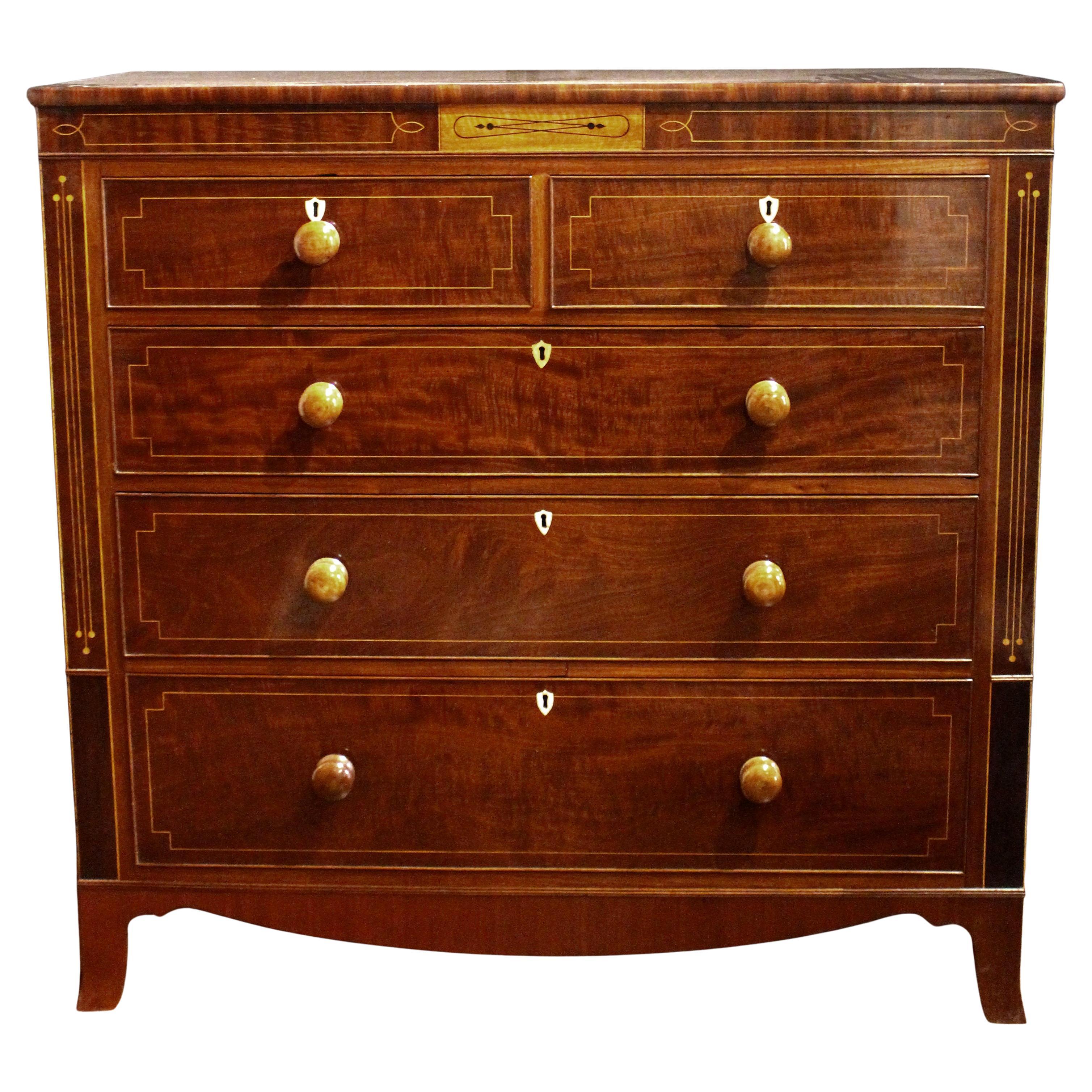 Cómoda inglesa de frente recto con incrustaciones de la época de Guillermo IV, circa 1830