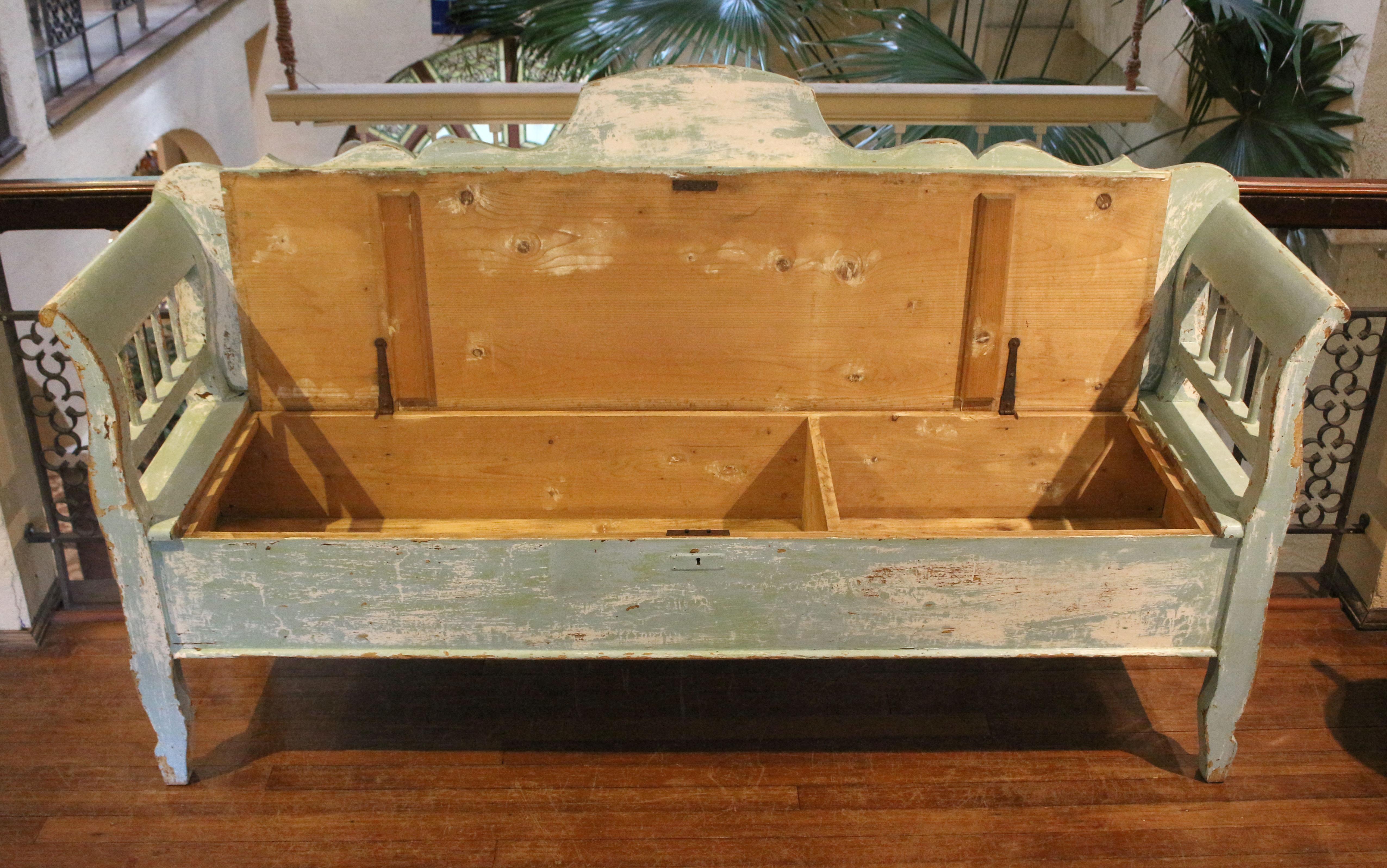 Circa 1835-45 Banc de rangement suédois à assise relevable, peint. Période classique, proportions généreuses. Siège avec plateau élévateur révélant un rangement compartimenté. Le dossier ovale à panneaux offre un relief géométrique à la barre