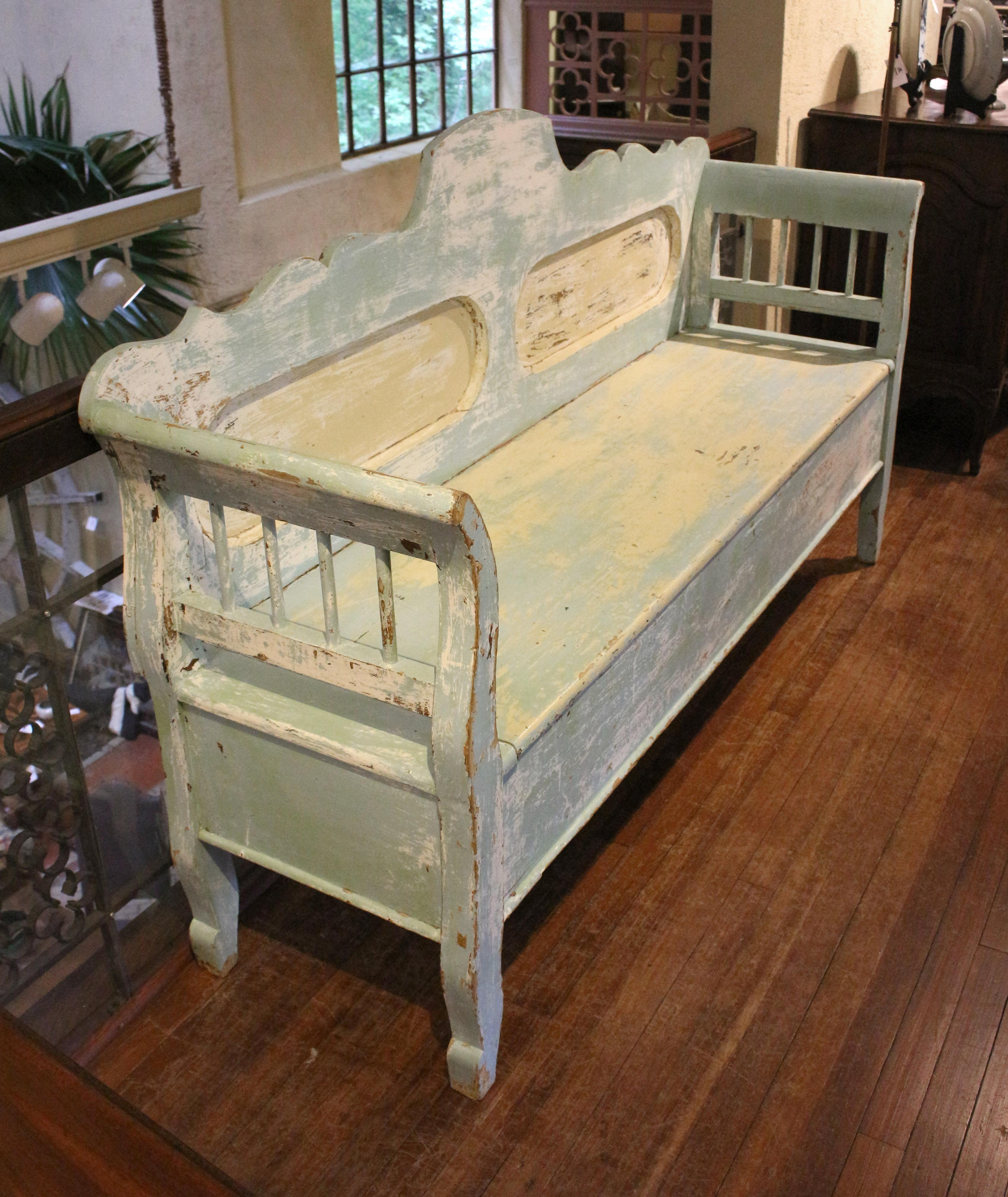 Rococo Banc de rangement à sièges soulevés peint suédois, vers 1835-45 en vente
