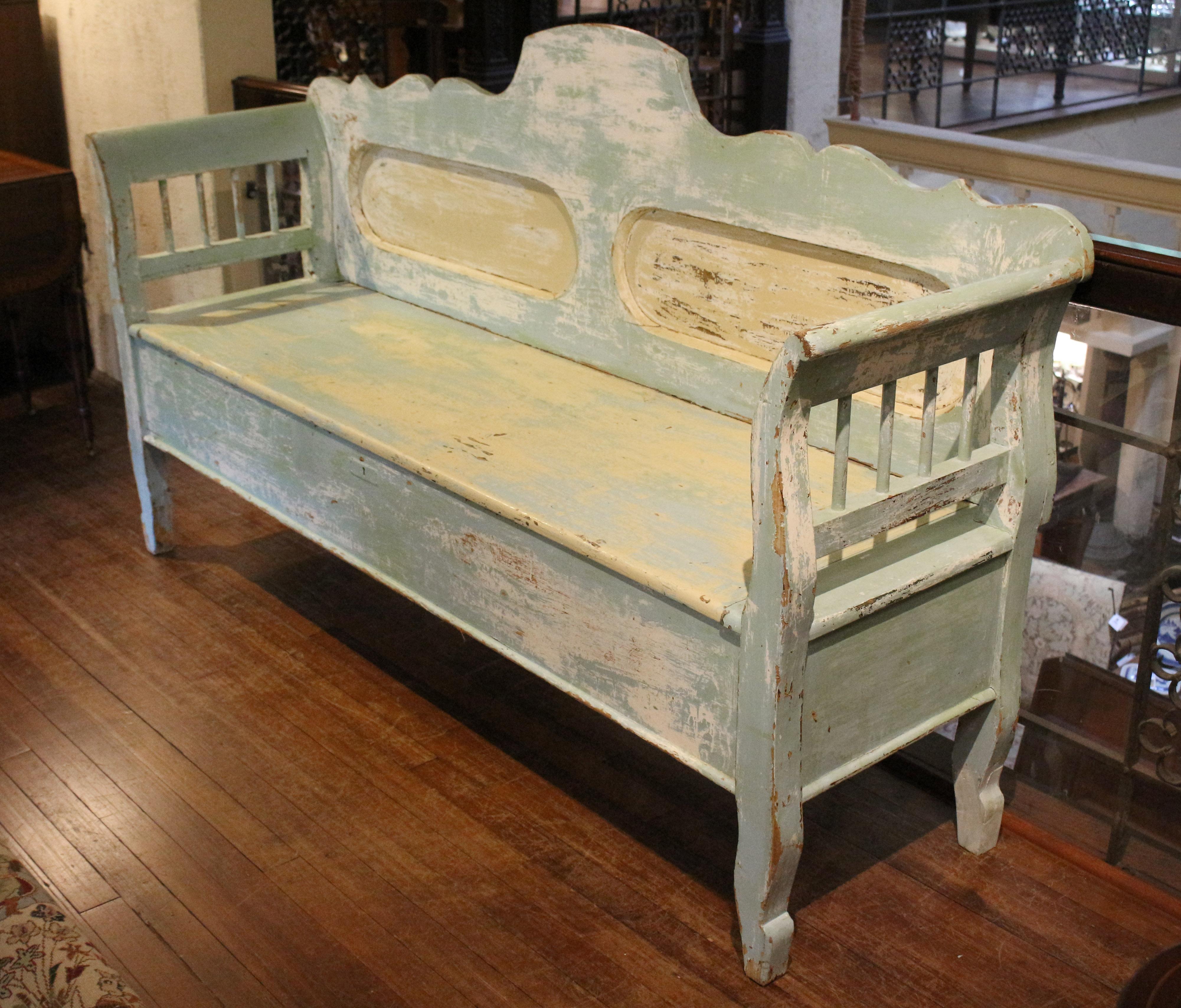 Suédois Banc de rangement à sièges soulevés peint suédois, vers 1835-45 en vente